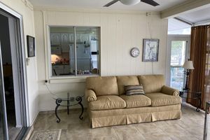 Alquiler Vacacional - Swan Lake House in Sun City Center with 60' Screened Lanai