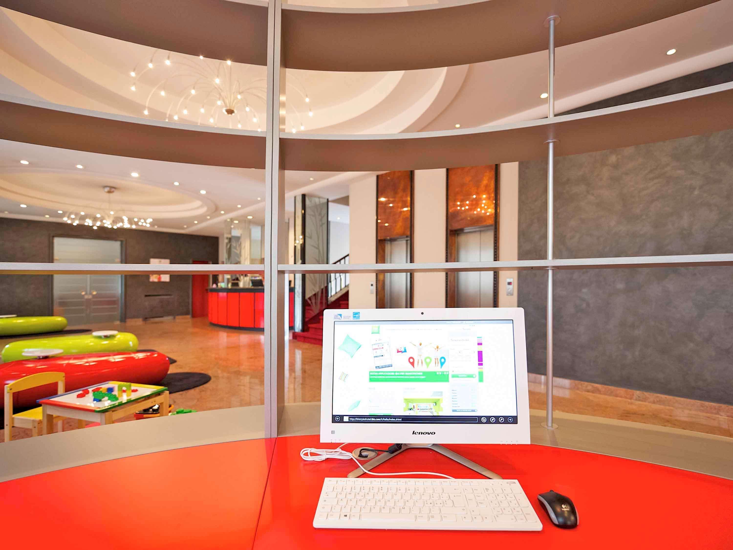 Vista Lobby ibis Styles Parma Toscanini