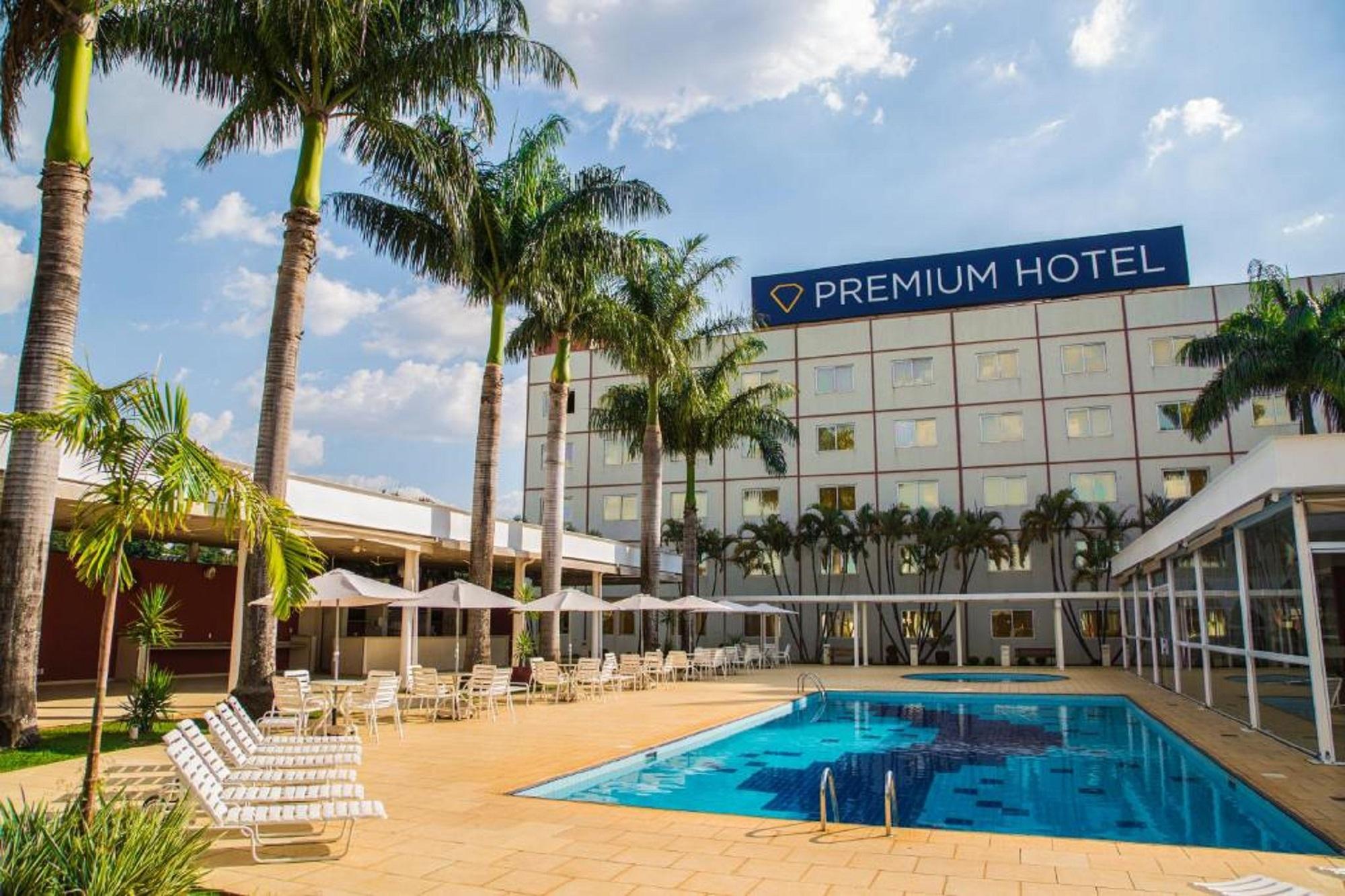 Vista da piscina Premium Hotel