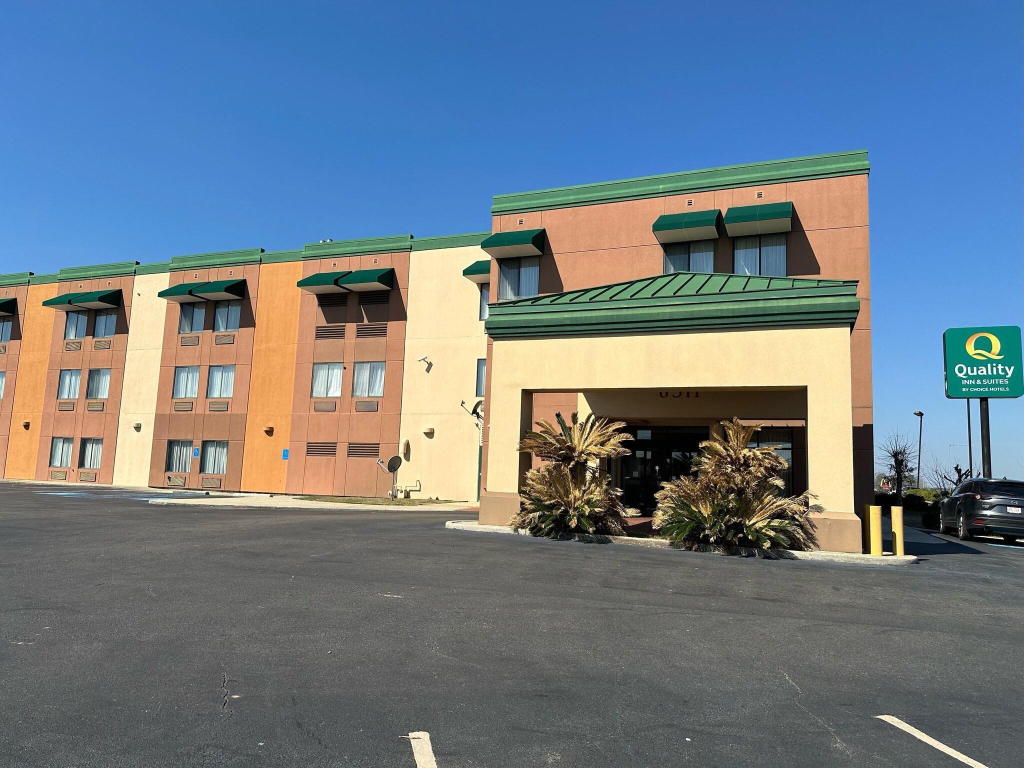 Vista Exterior Quality Inn & Suites University Area