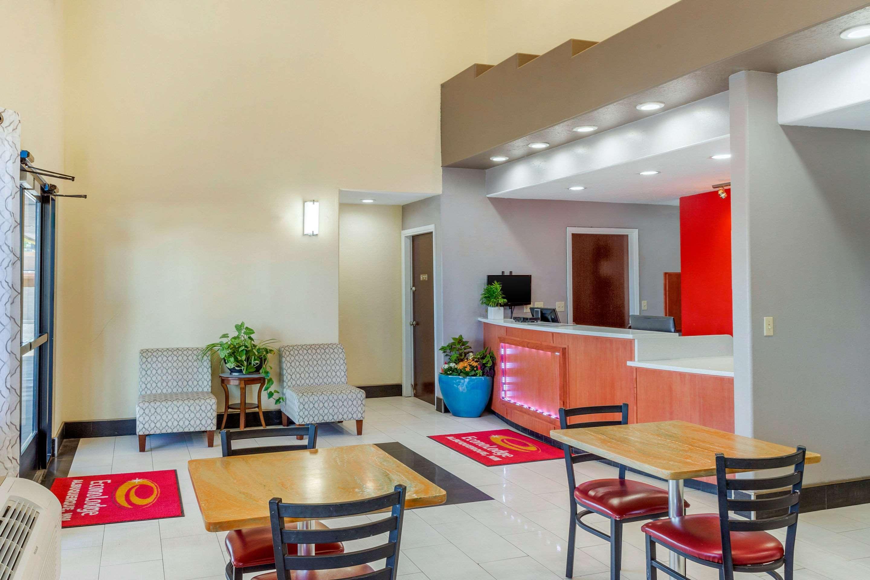 Vista Lobby Econo Lodge West - Coors Blvd