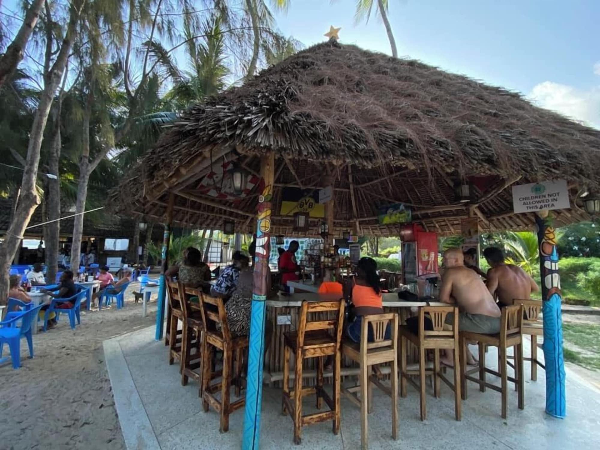 Bar/Salón The New Big Tree Beach Resort
