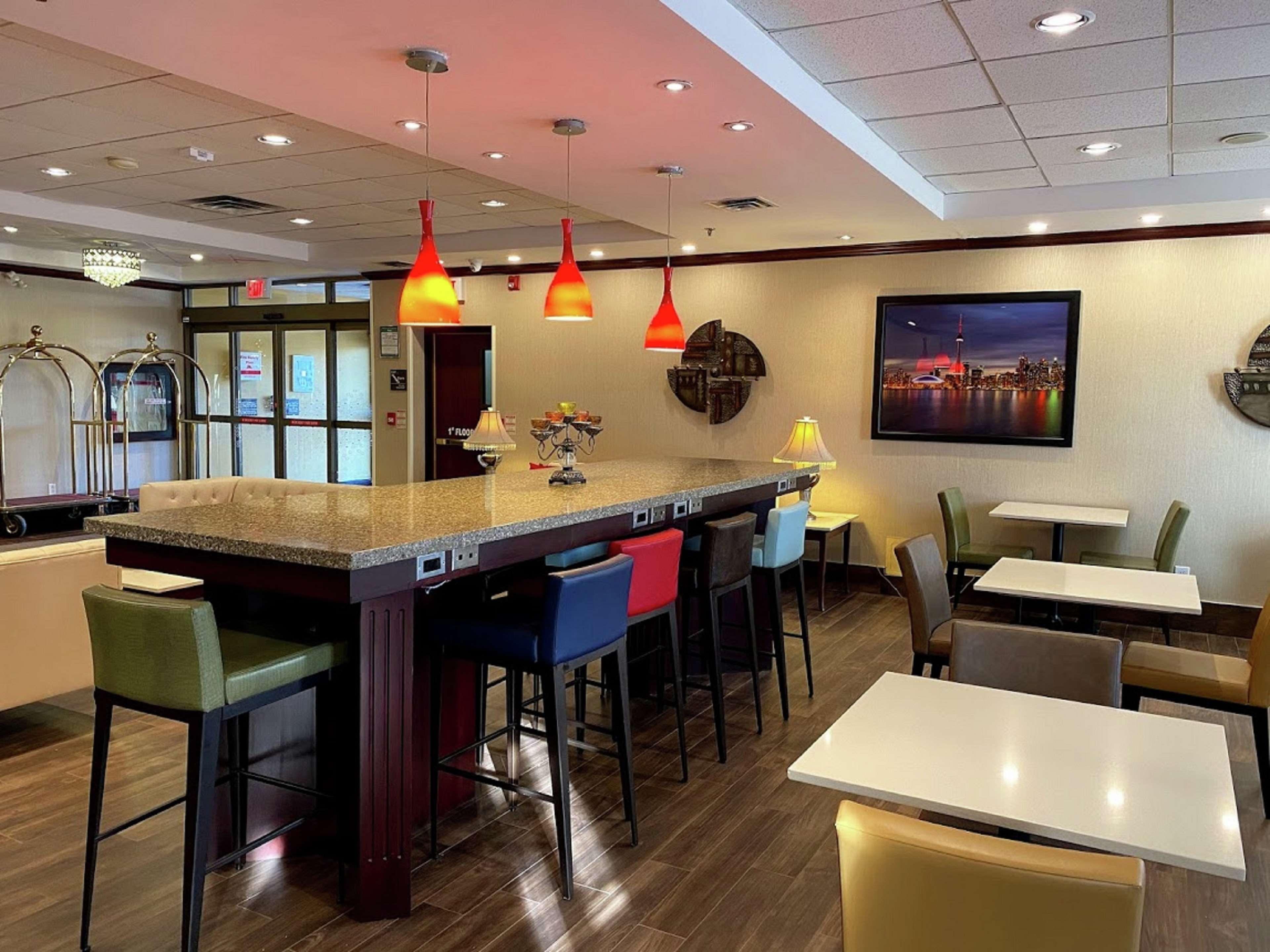 Vista Lobby Hampton Inn by Hilton Toronto-Mississauga West