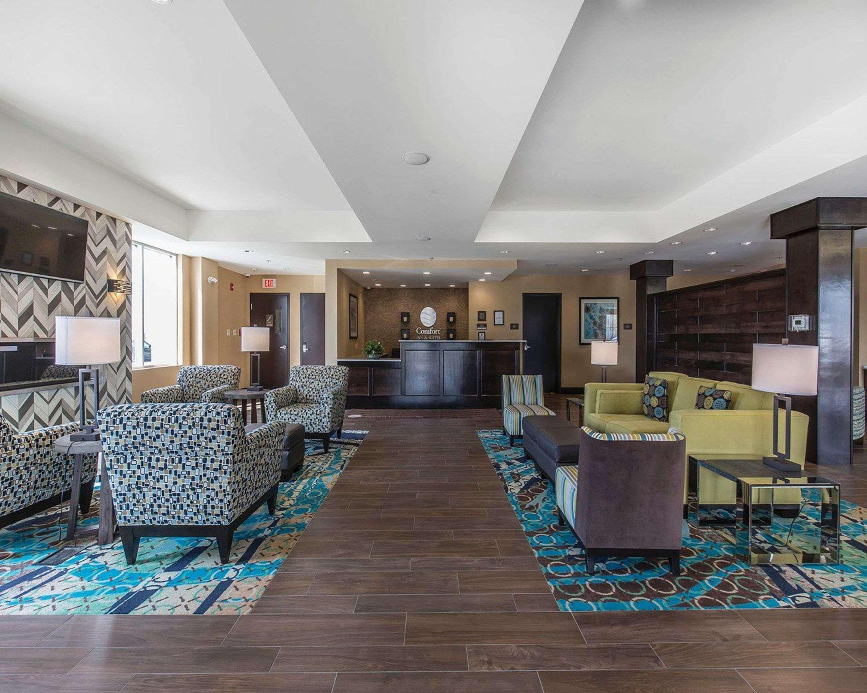 Vista Lobby Comfort Inn & Suites Airport North