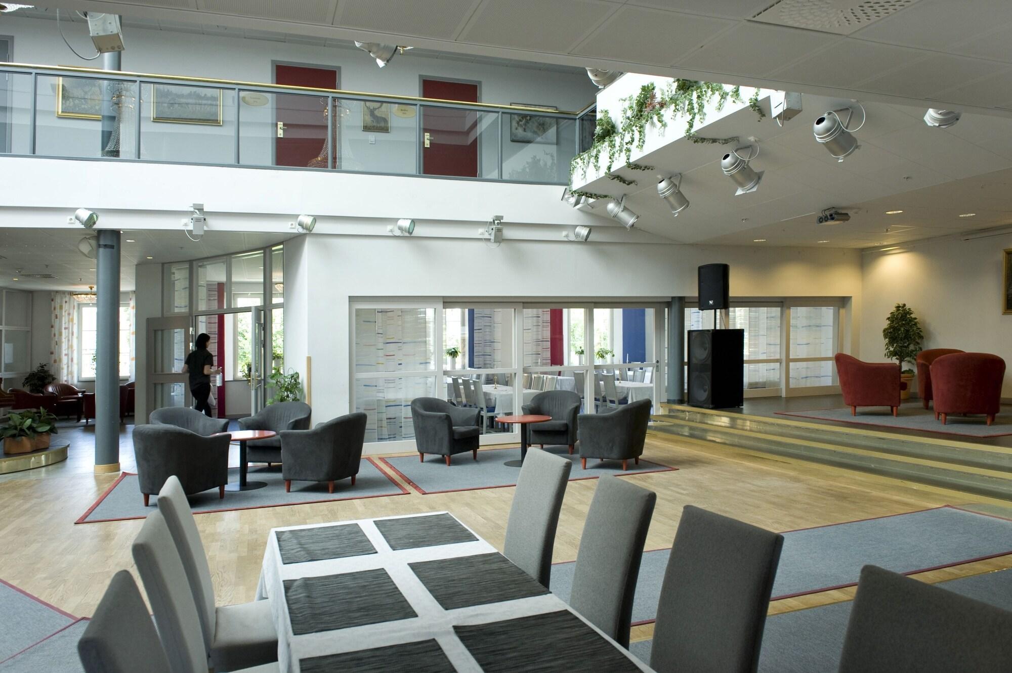 Vista Lobby Lumber & Karle