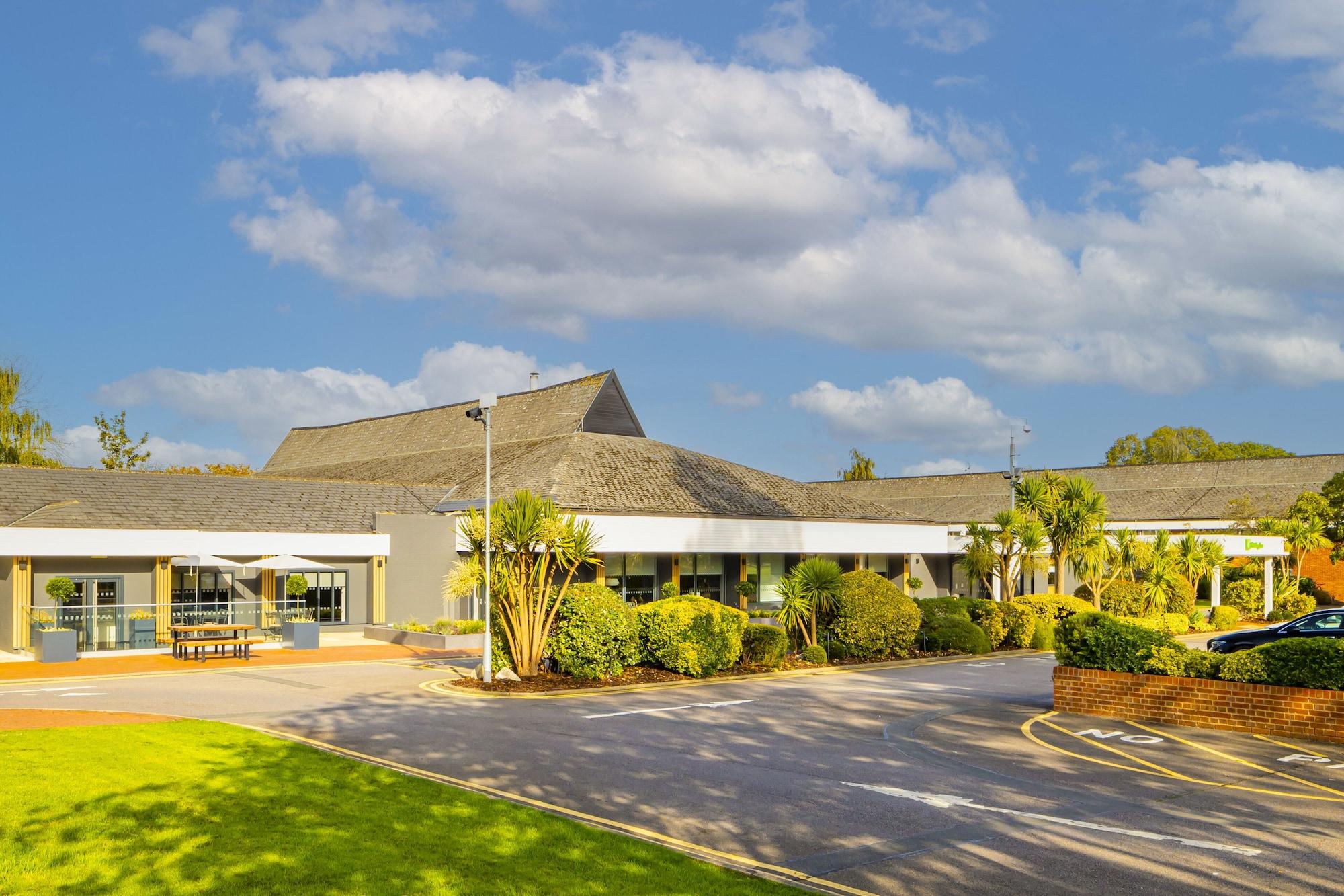 Vista Exterior Holiday Inn Reading South M4 Jct11 by IHG