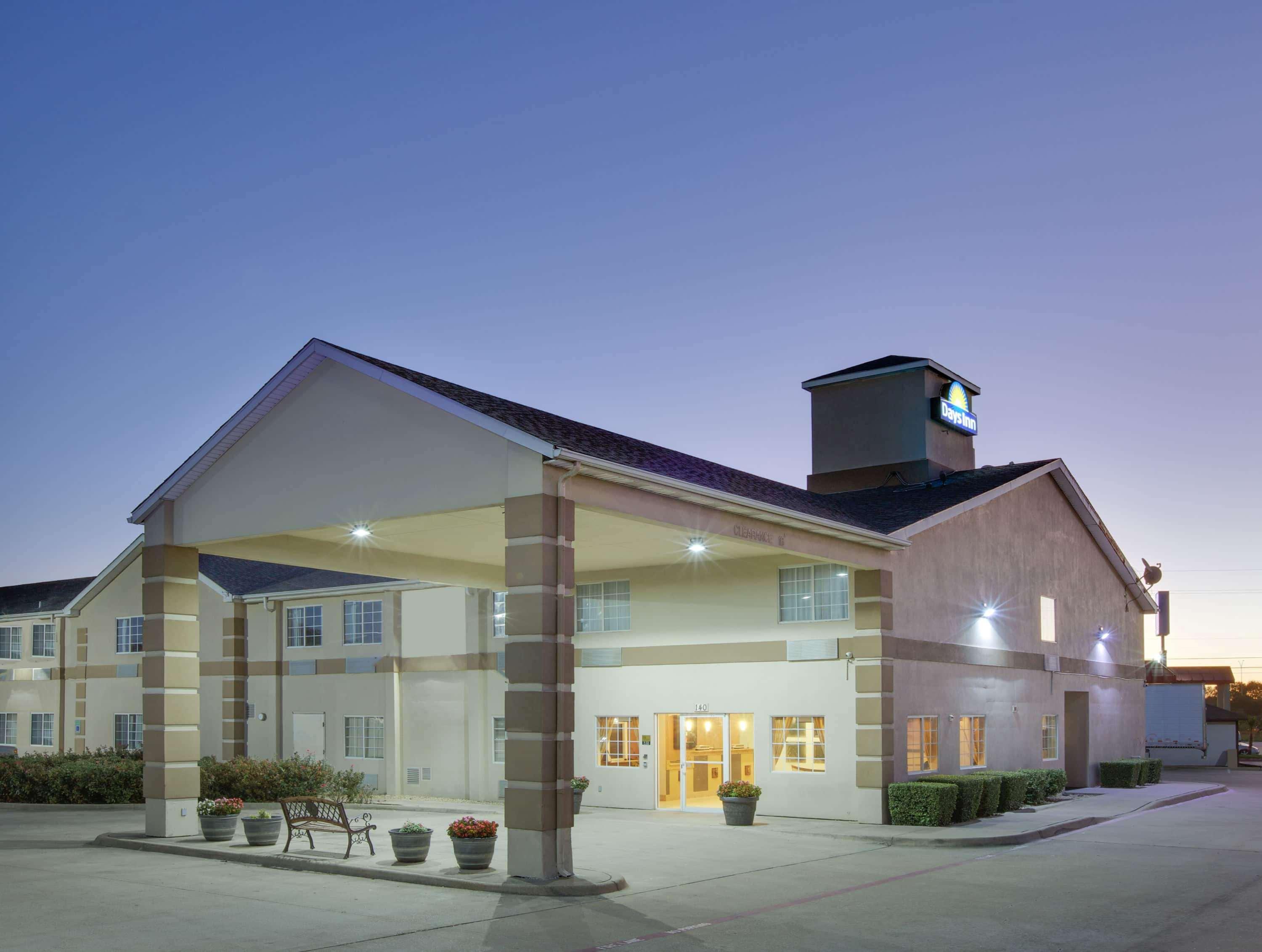 Vista Exterior Days Inn by Wyndham Mesquite Rodeo TX