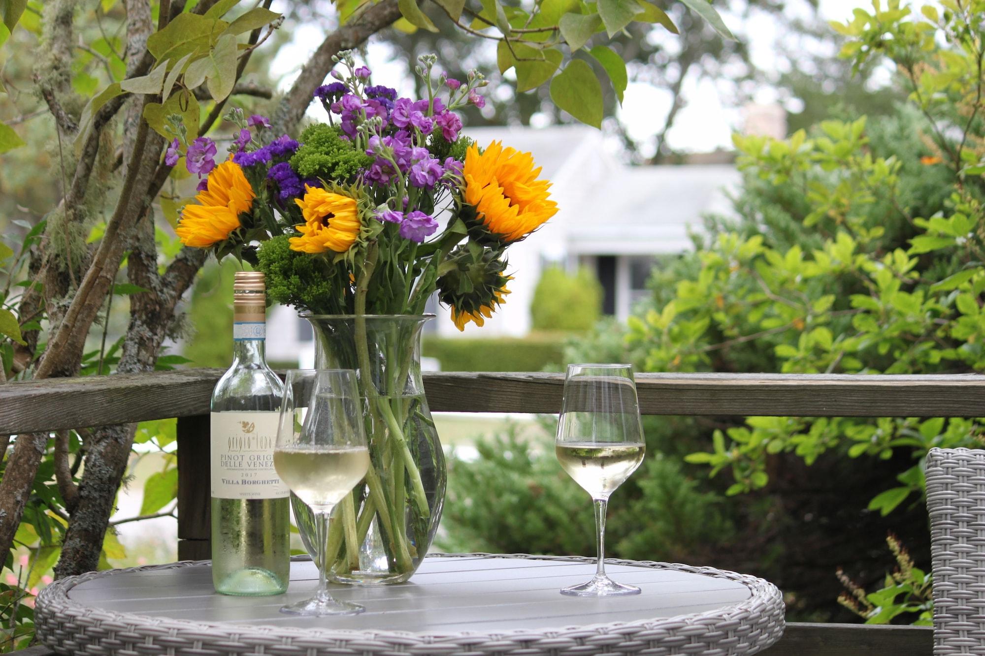 Varios Allen Harbor Breeze Inn & Gardens