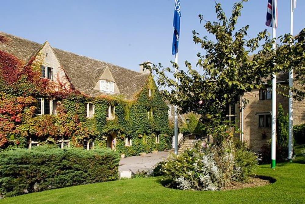 Varios Hatton Court Hotel