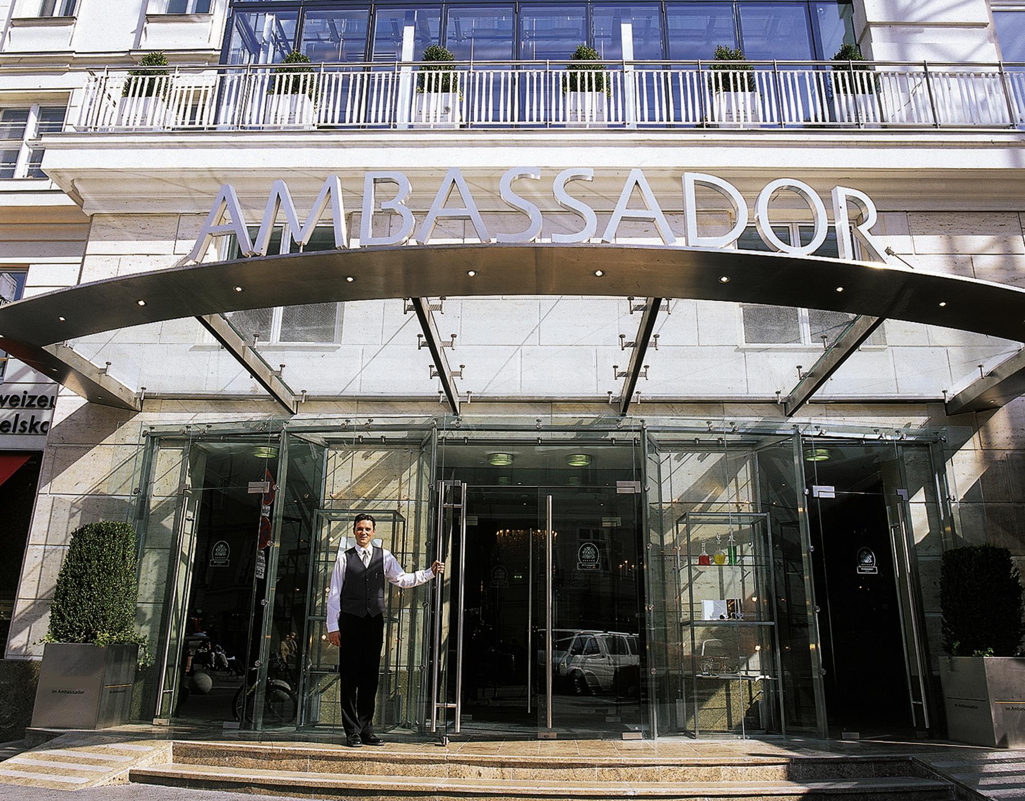 Vista Exterior Ambassador Hotel