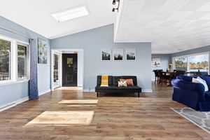 Alquiler Vacacional - Lakefront Catskills Escape with Hot Tub, Game Room, and Theater!