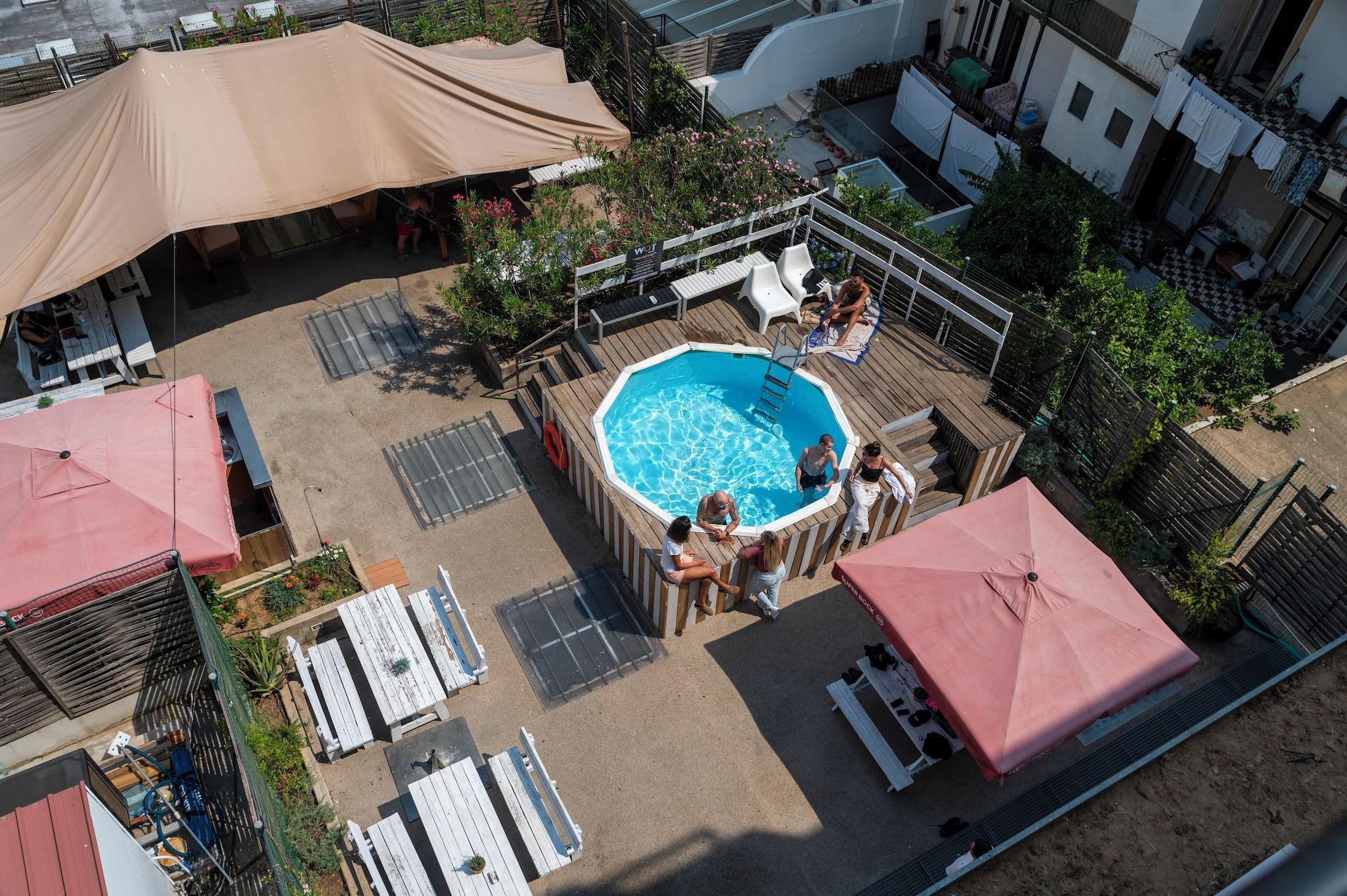 Vista da piscina WOT Patio Social