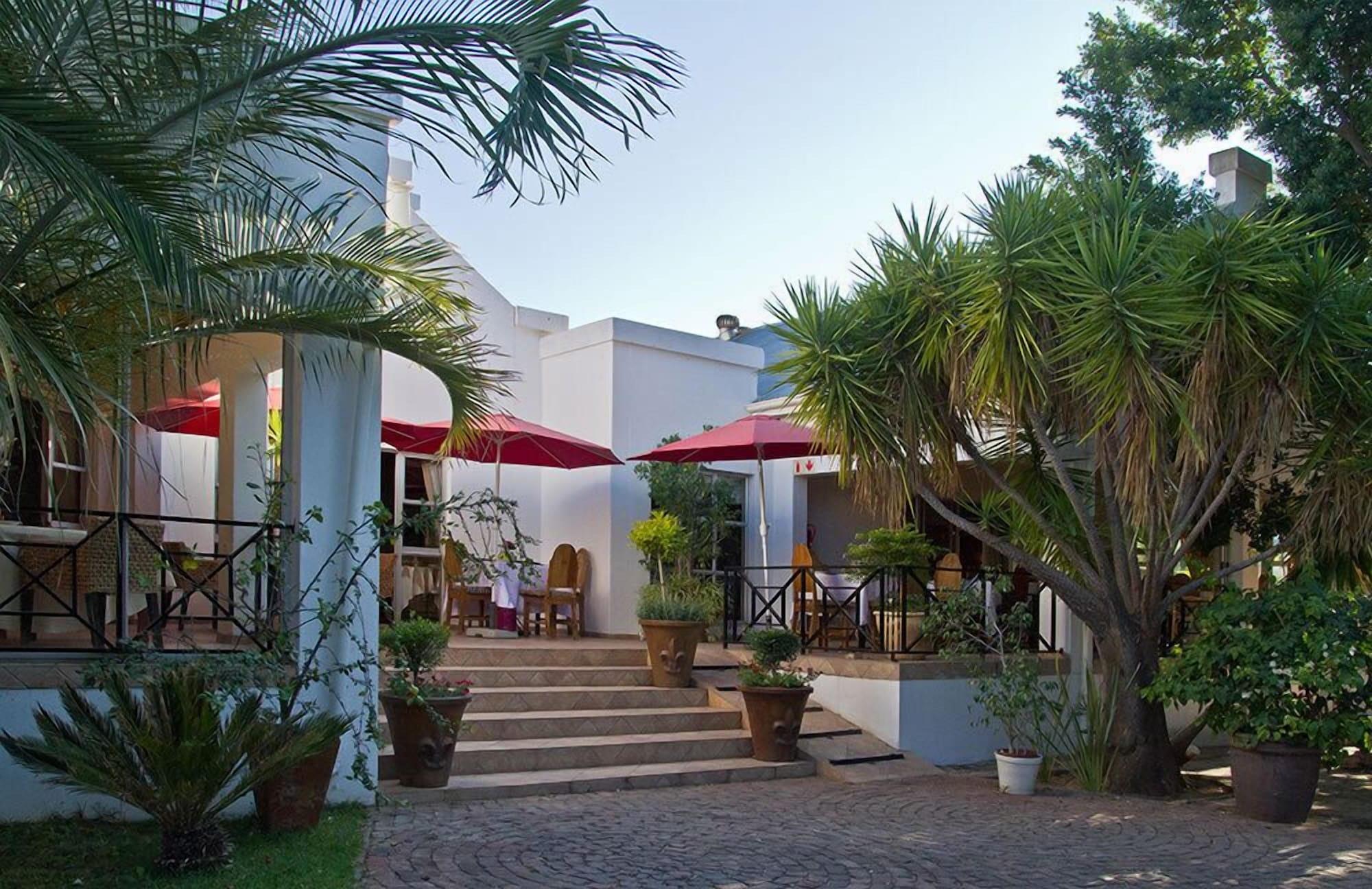 Vista da fachada Out of Africa Town Lodge