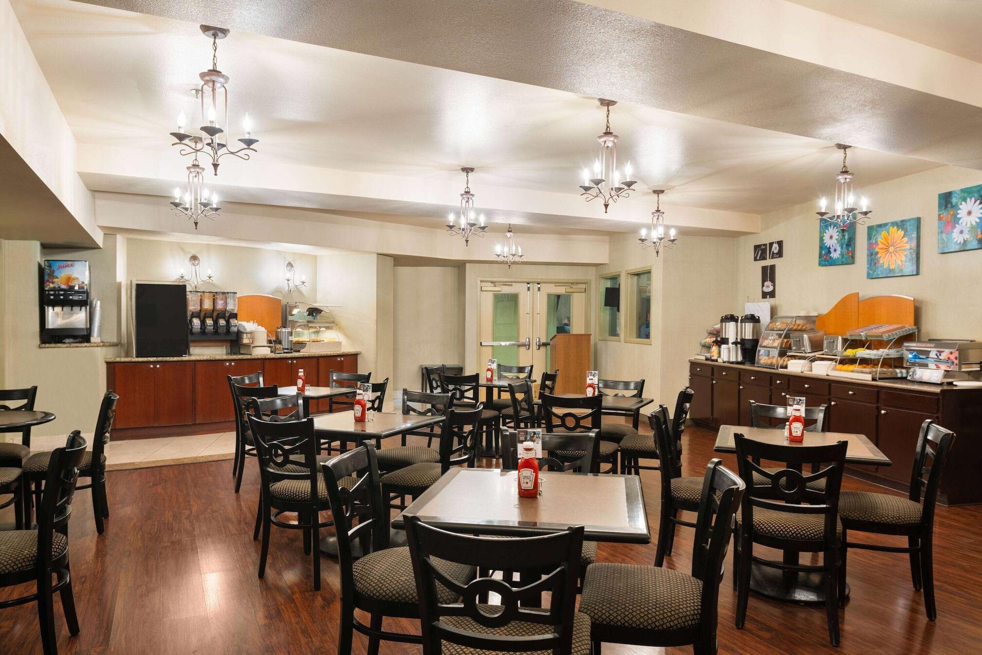 Restaurant Hotel Marguerite Anaheim/Garden Grove, Trademark Collection by Wyndham