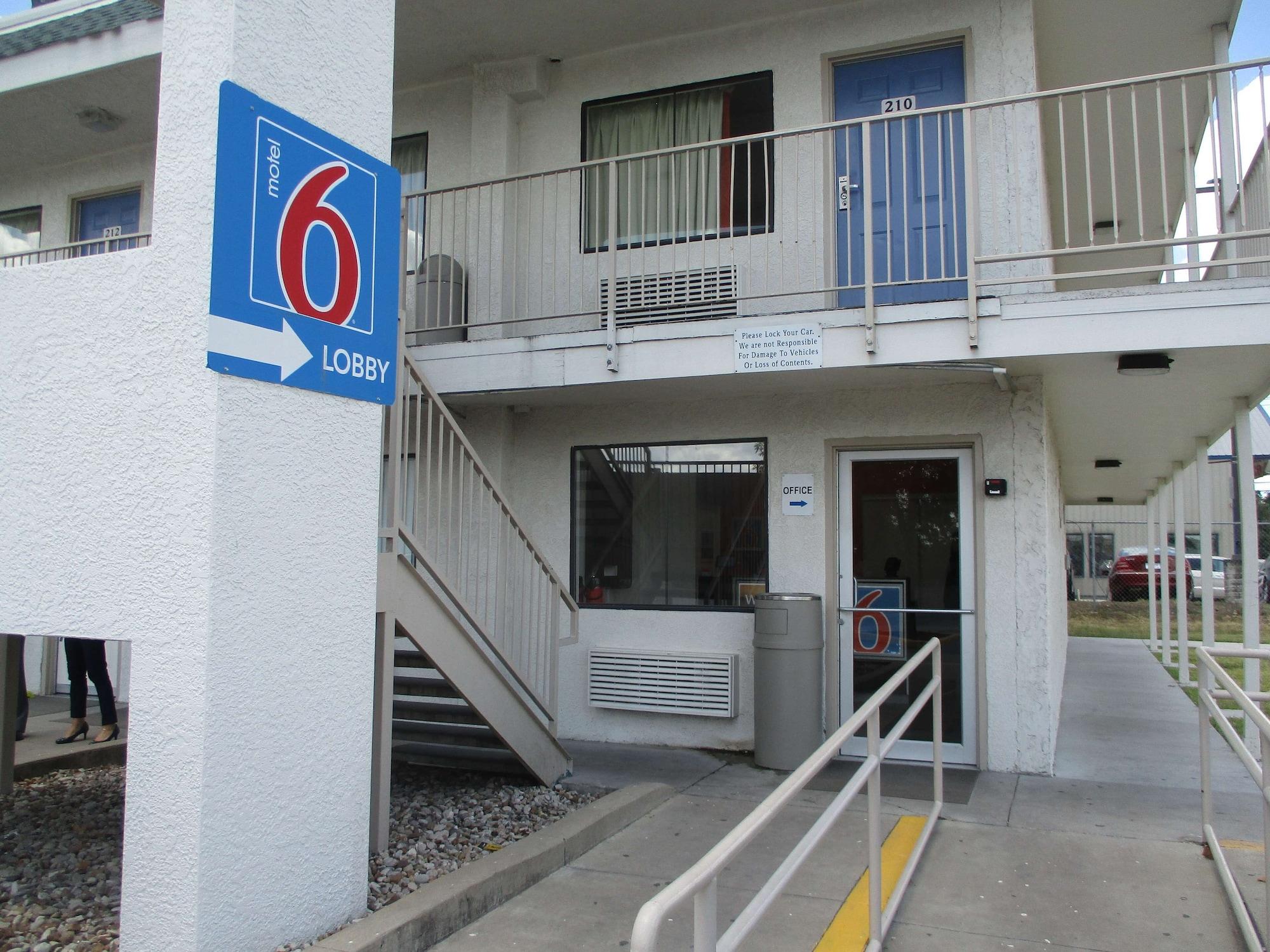 Varios Motel 6 Austin, TX - North Central