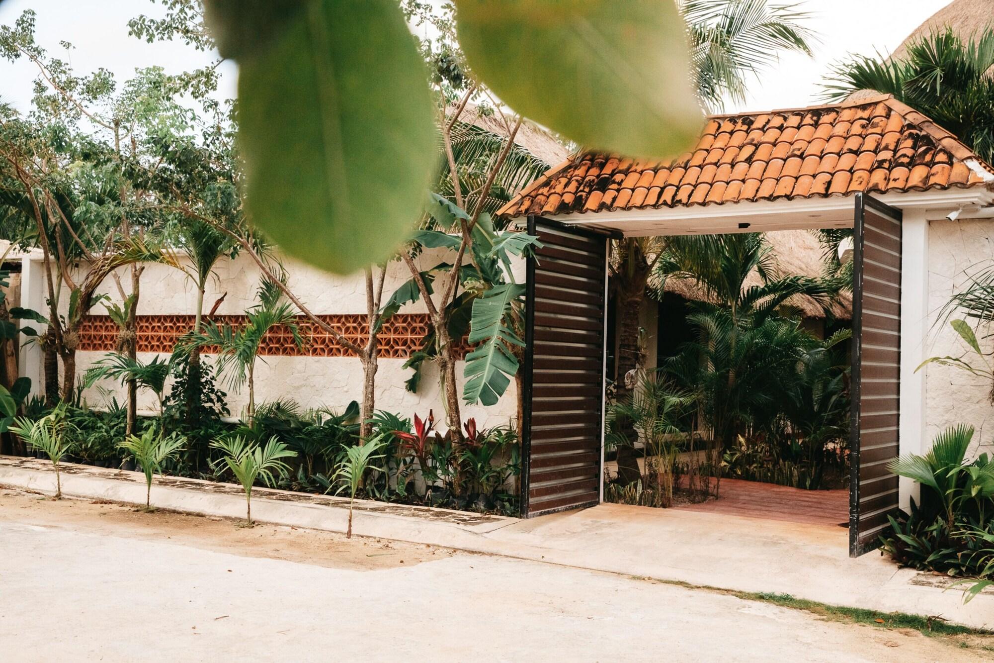 Vista Exterior Hotel Lechuga de Mar Tulum with Pool and Beach Club Access