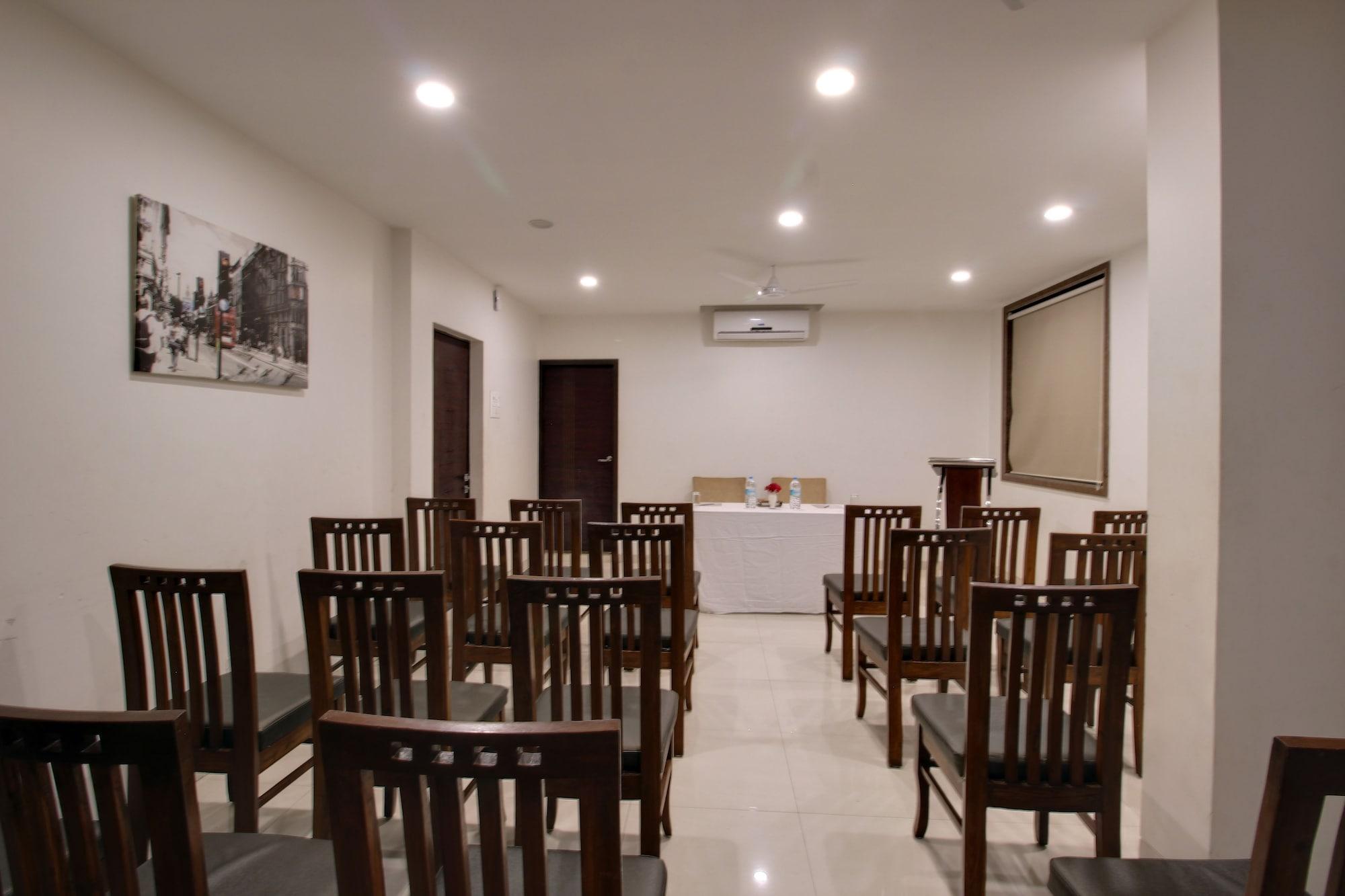 Sala de Reuniones Hotel Sai Jashan Shirdi - Where blessings & comfort meet