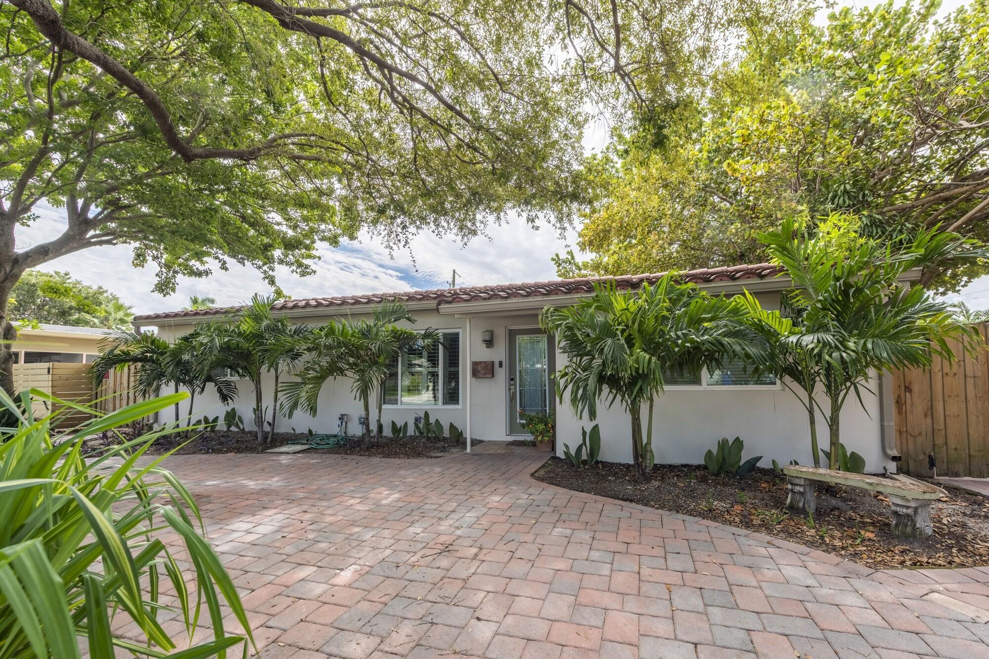 Exterior View Recently Renovated Paradise W/ Private Pool! Close To Everything! 3 Bedroom Home