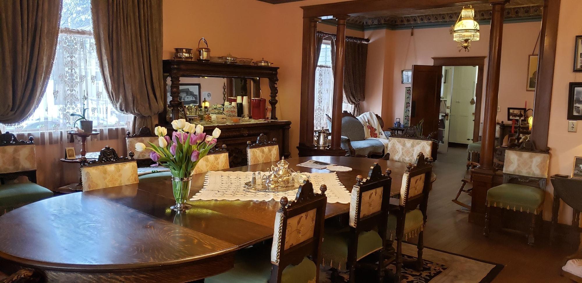 Vista Lobby Alaska Heritage House Bed and Breakfast