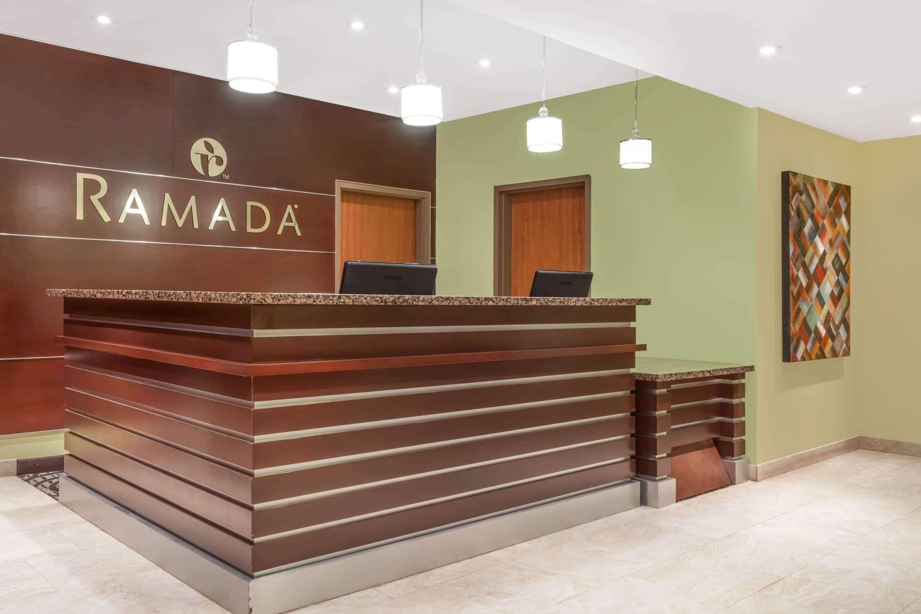 Vista Lobby Ramada By Wyndham Carlyle