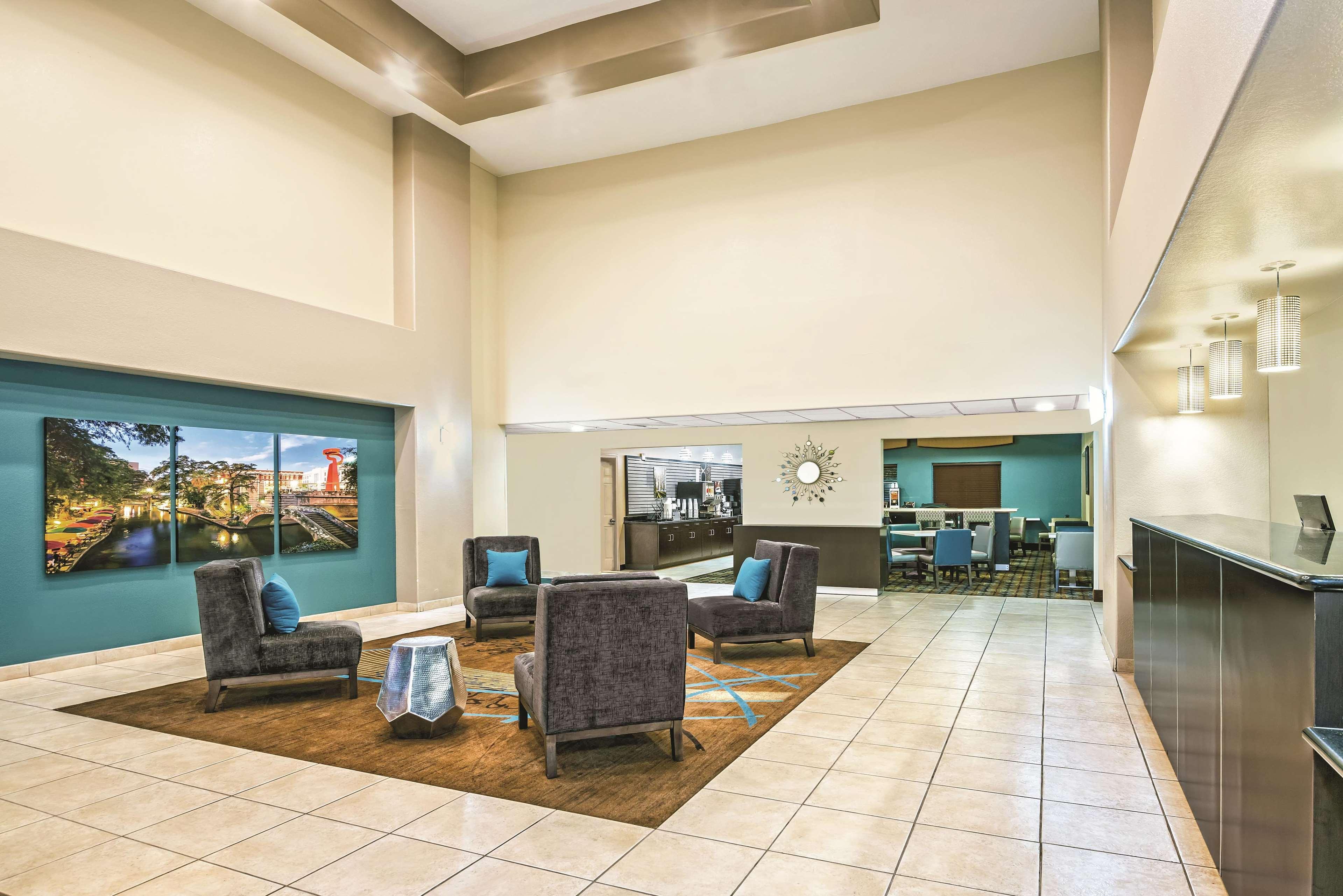 Vista Lobby La Quinta Inn & Suites by Wyndham San Antonio N Stone Oak