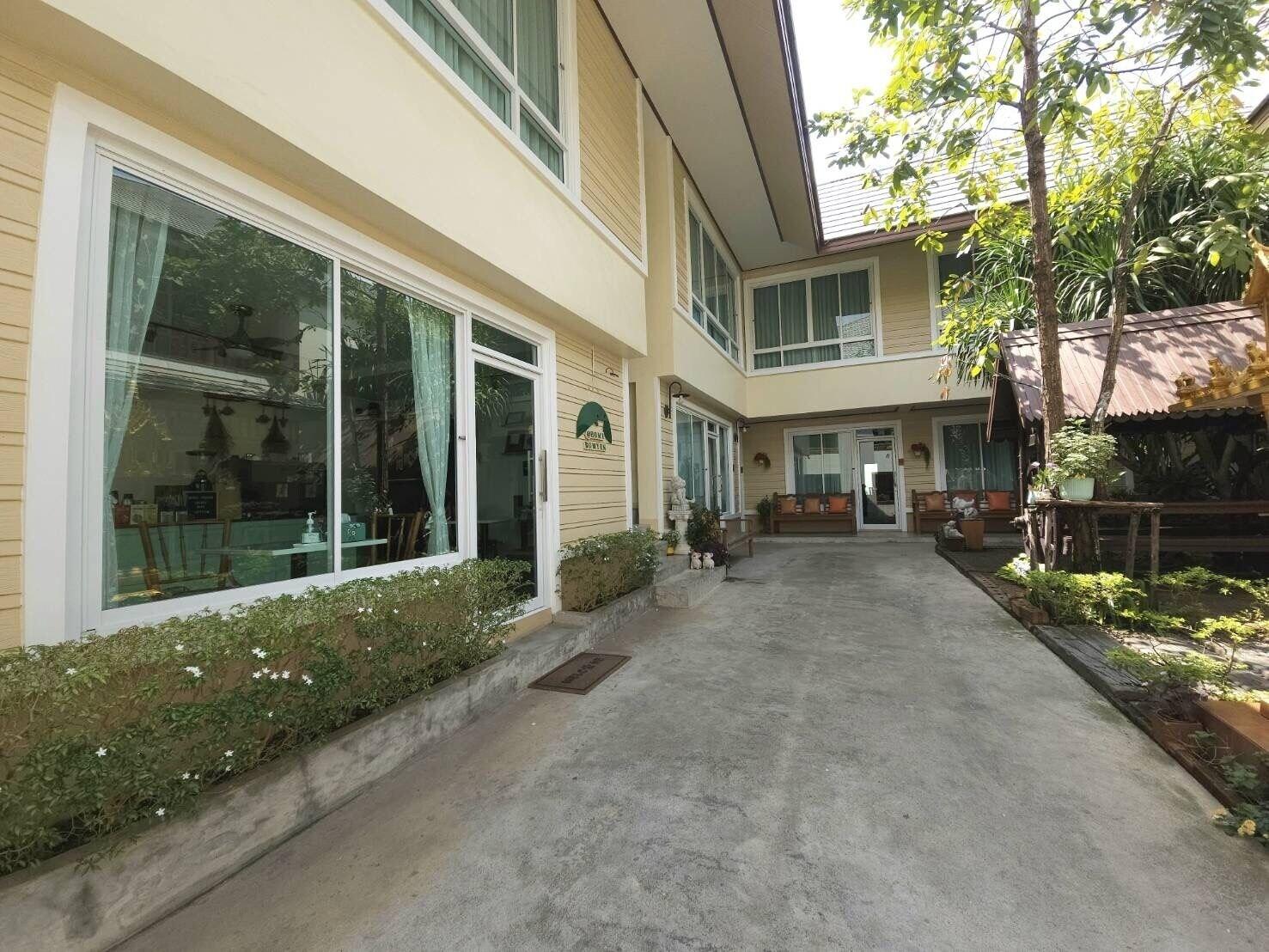 Varios Romyen cafe homestay