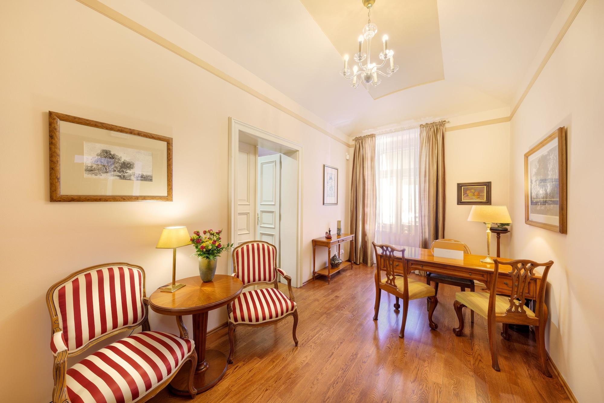 Vista Lobby Hunger Wall Residence