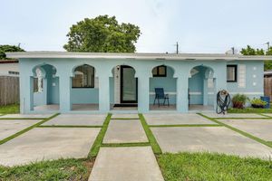 Alquiler Vacacional - FIU Basecamp: Miami Home w/ Fenced Yard!