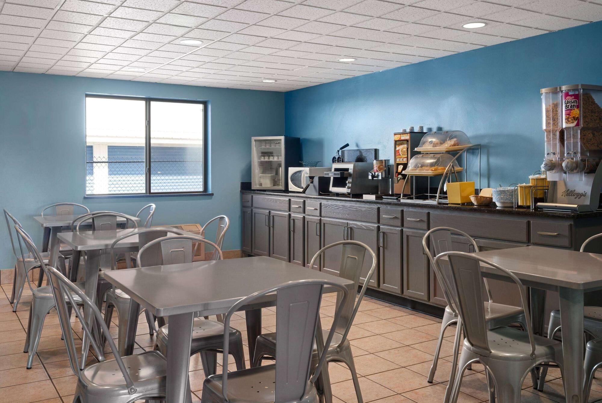 Restaurant Days Inn by Wyndham Neenah