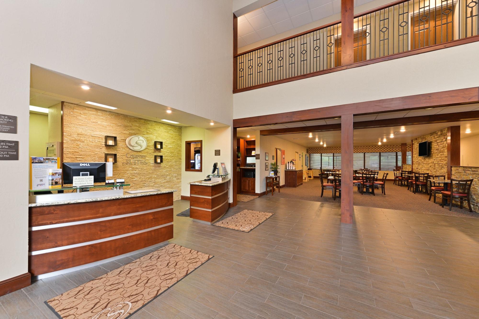 Vista Lobby Comfort Suites near Route 66
