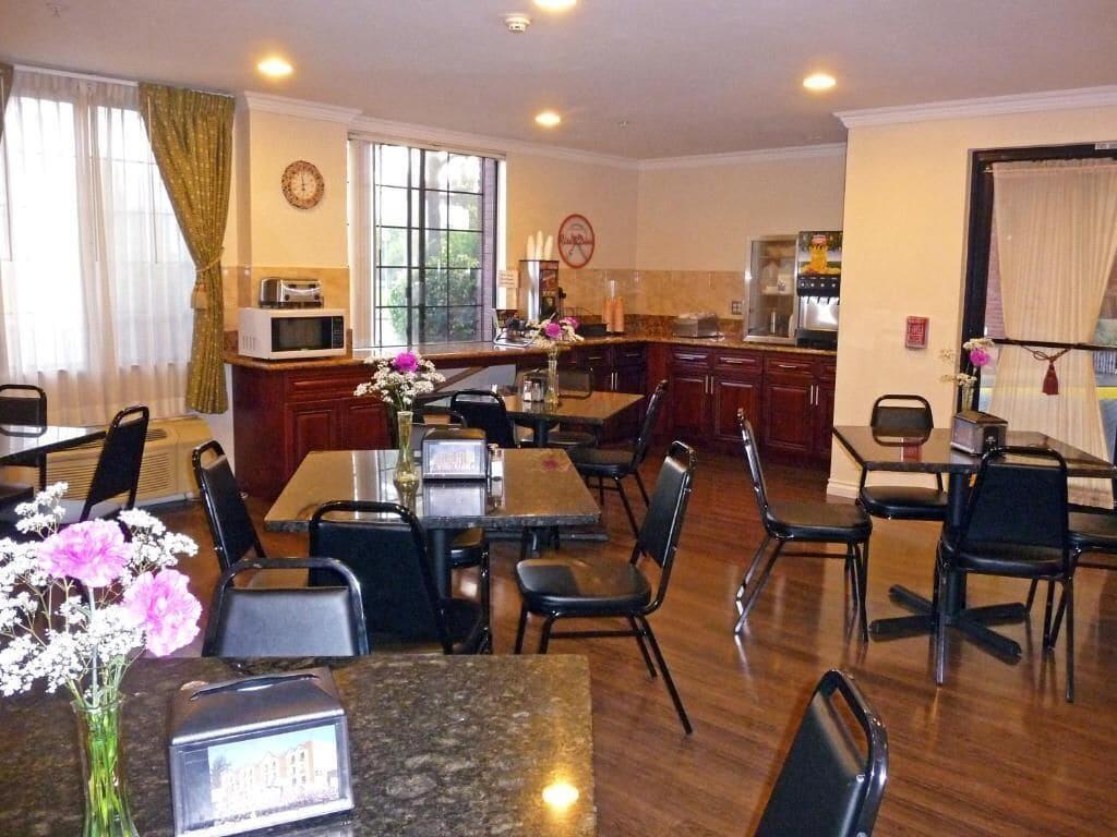 Restaurant Howard Johnson by Wyndham Pasadena