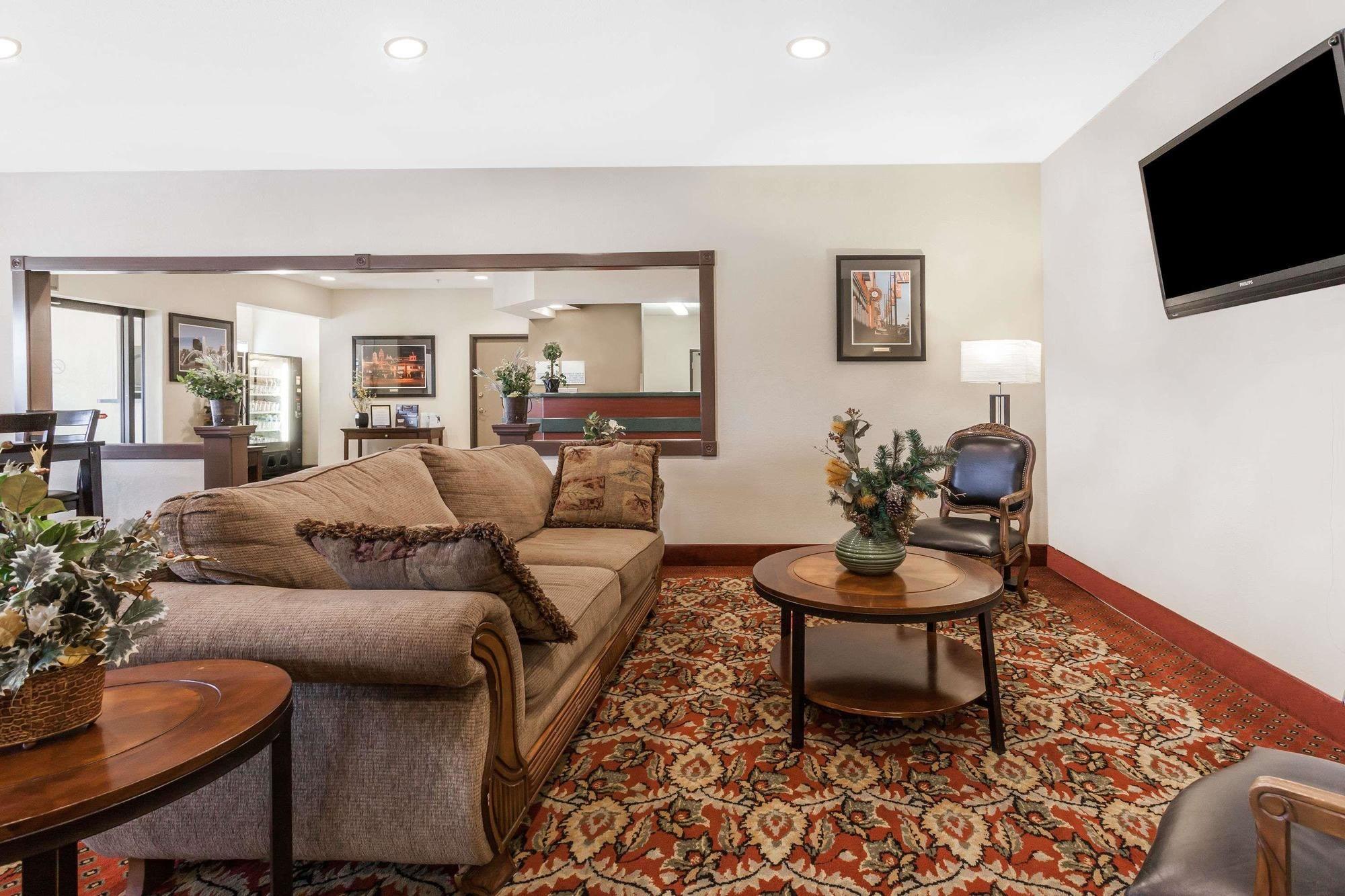 Vista Lobby Days Inn by Wyndham near Kansas Speedway