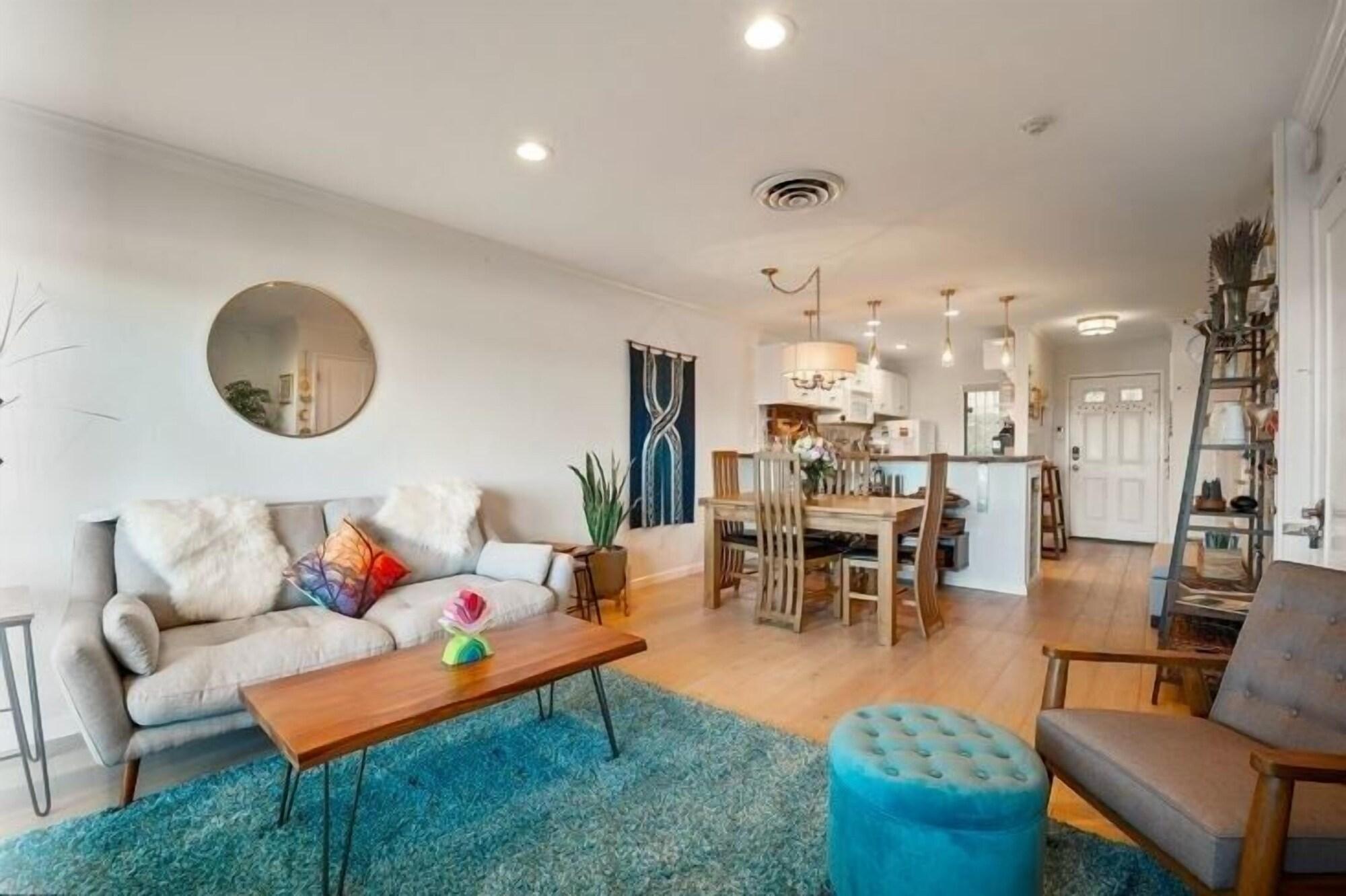 Equipamiento de Habitación By The Bay! Treehouse Feel 2br In Sausalito 2 Bedroom Condo by RedAwning