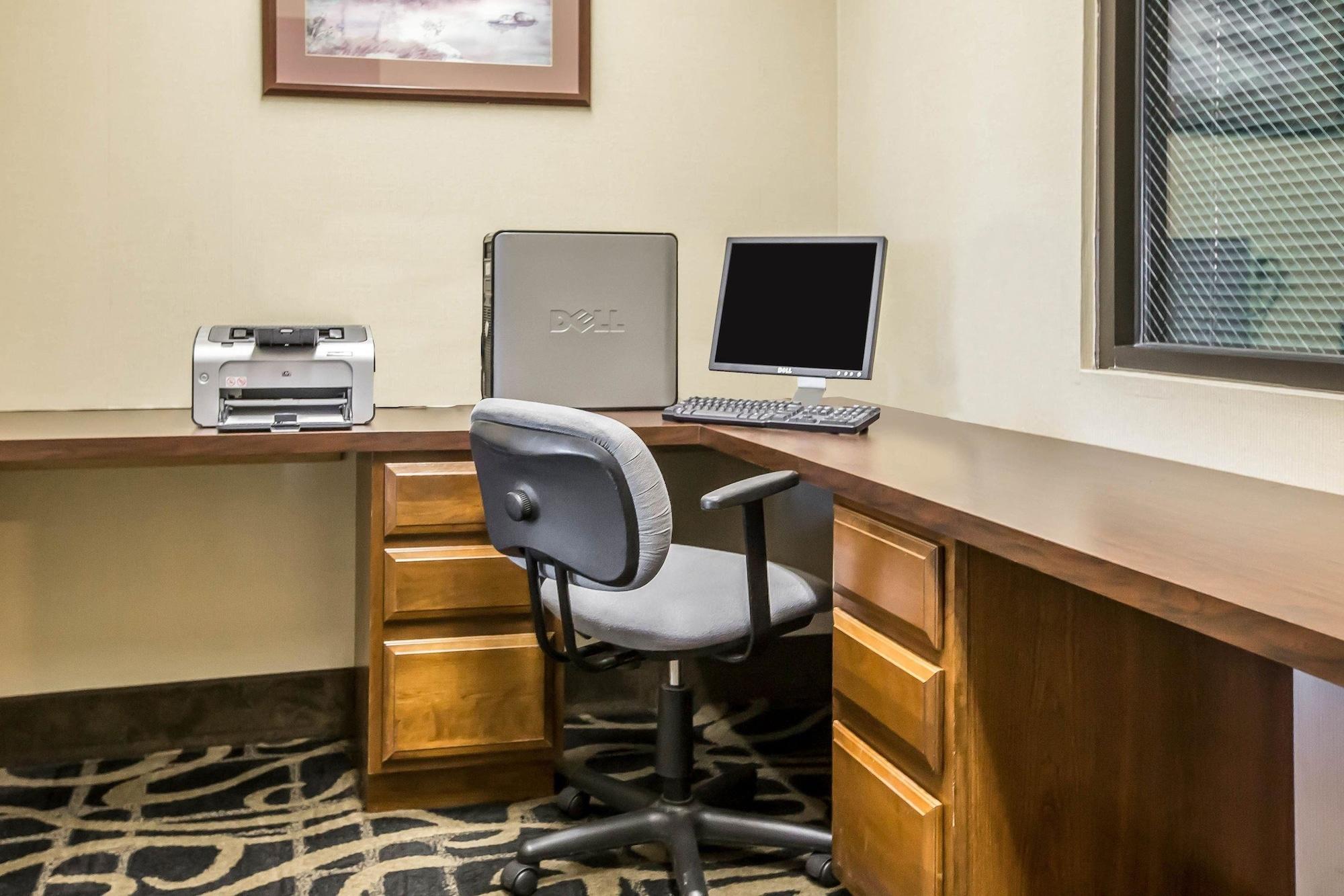 Centro de Negocios Quality Inn & Suites Mendota near I-39