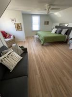 Alquiler Vacacional - Spacious cottage by lake & walking trails, 1 mile from downtown Shipshe.