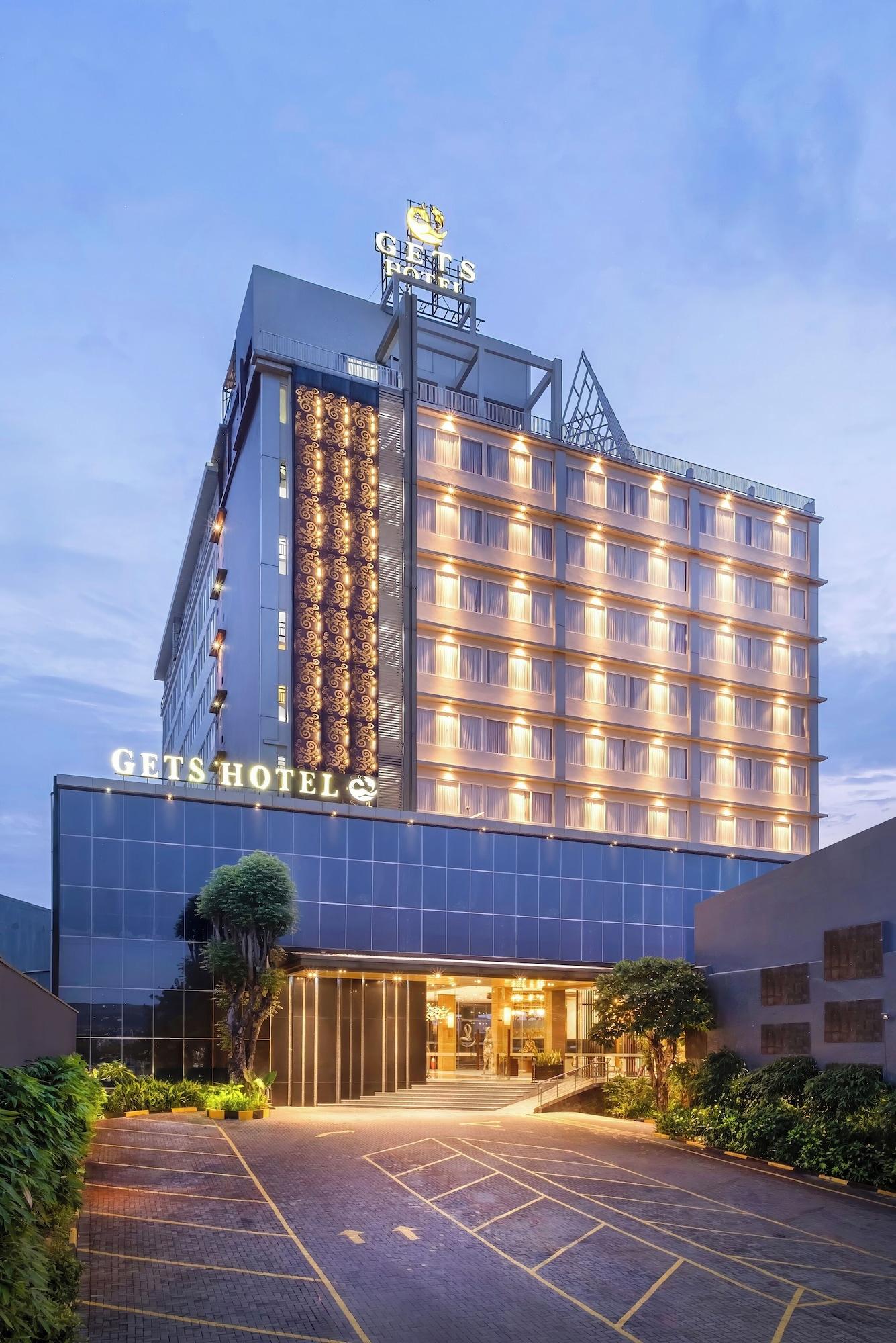Vista Exterior Gets Premiere Semarang
