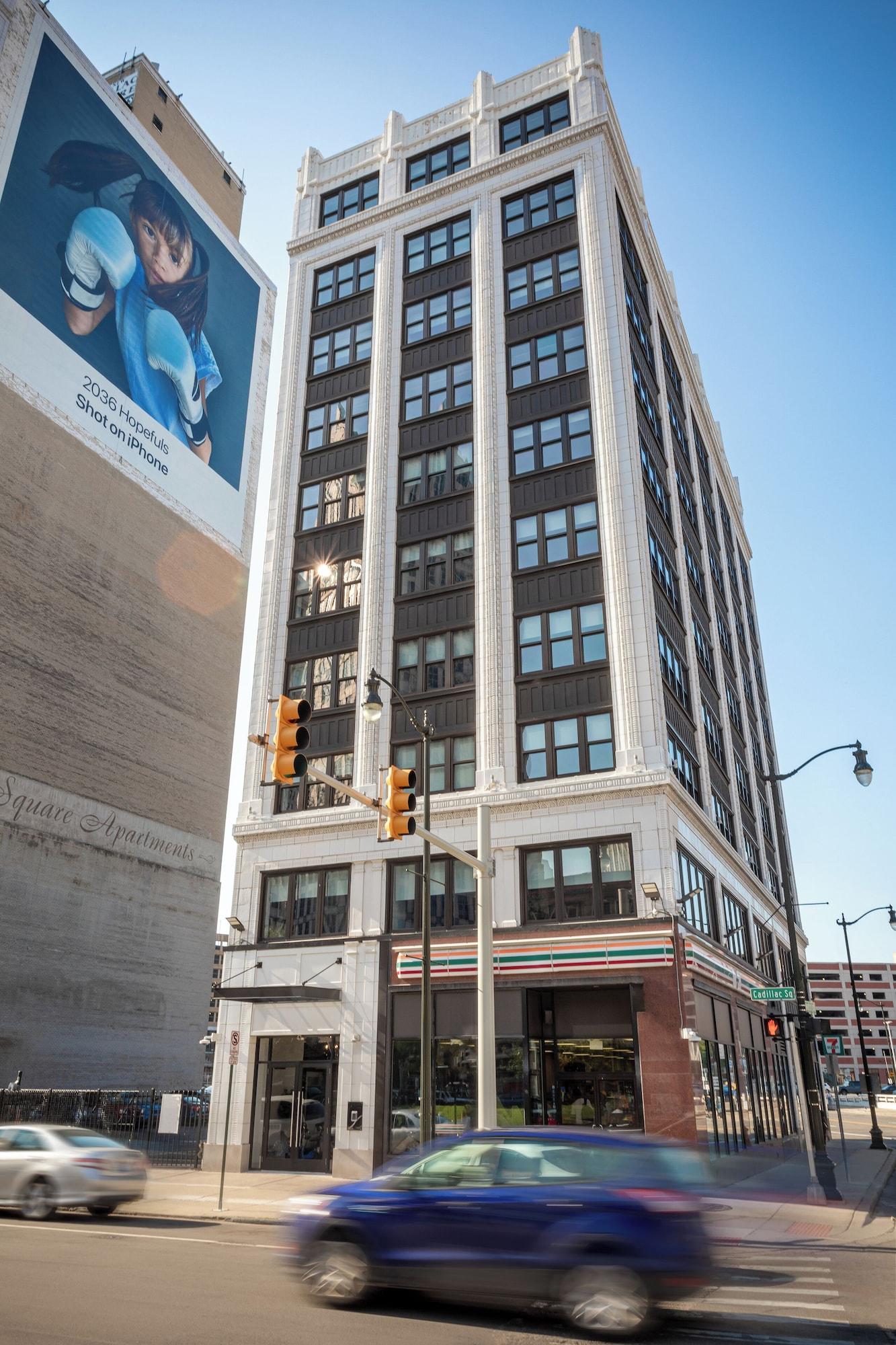 Vista Exterior Kasa Cadillac Square Detroit
