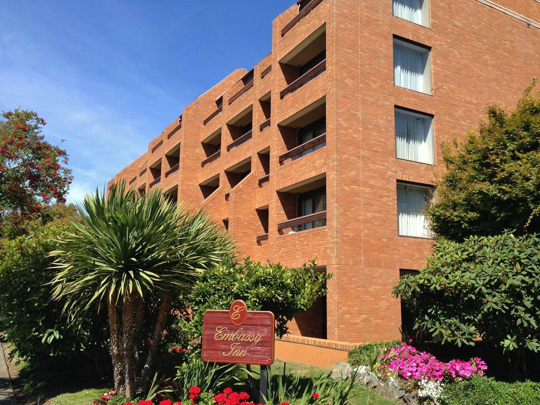 Vista Exterior Embassy Inn Hotel