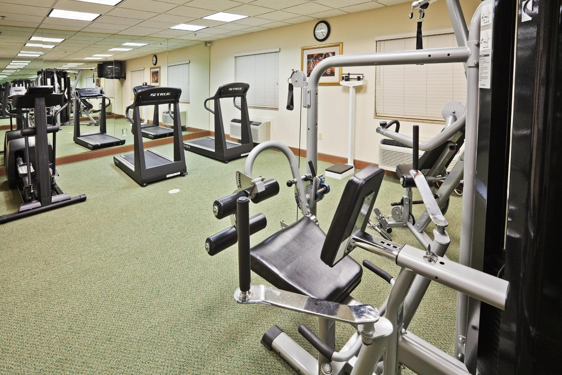 Instalaciones Recreativas Holiday Inn Express and Suites Jenks
