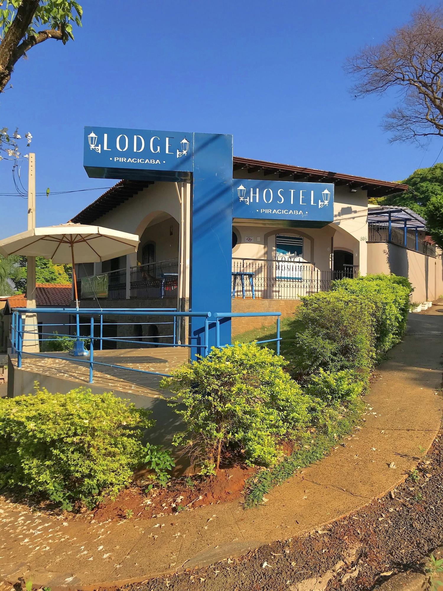 Varios Lodge Hostel