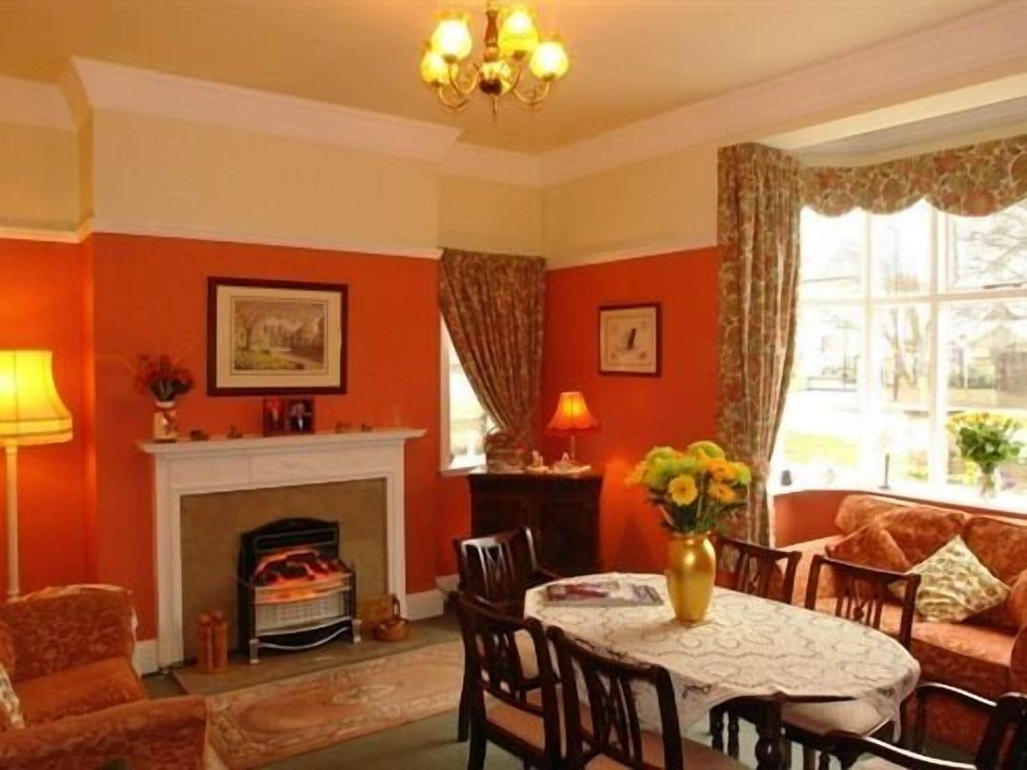 Bar/Salón Midway House