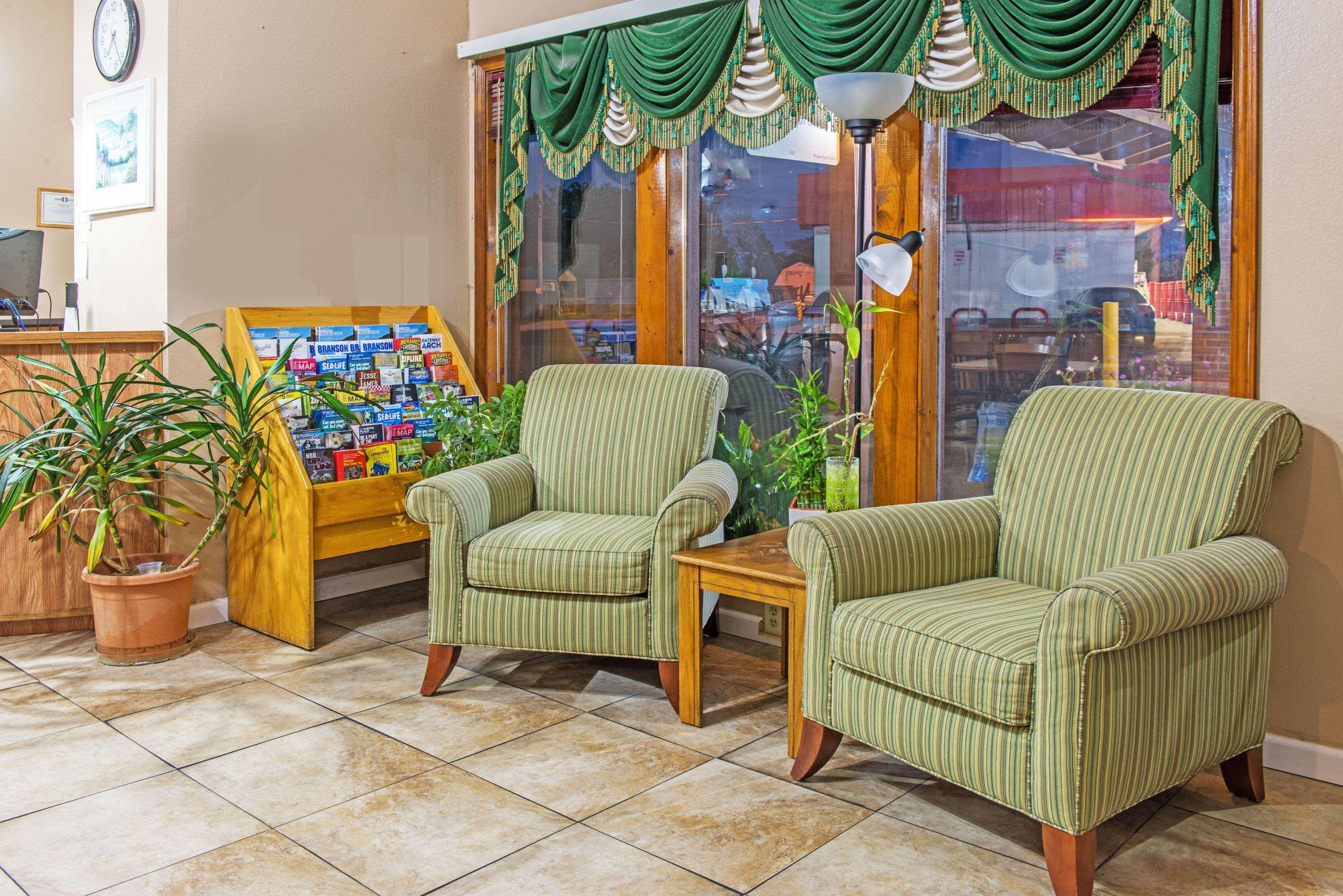 Vista Lobby Super 8 by Wyndham Sullivan