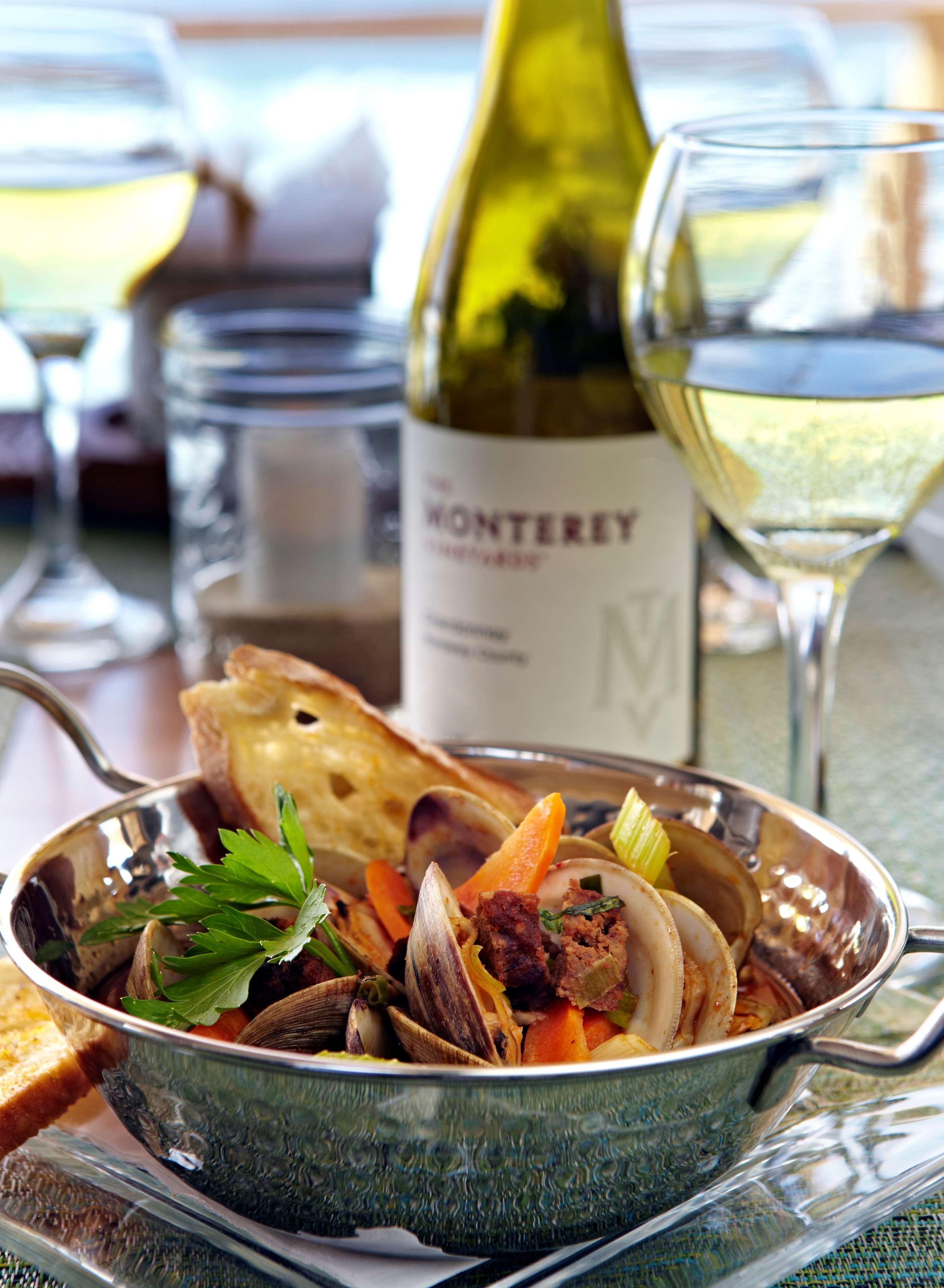 Restaurant Monterey Beach Hotel, a Tribute Portfolio Hotel by Marriott