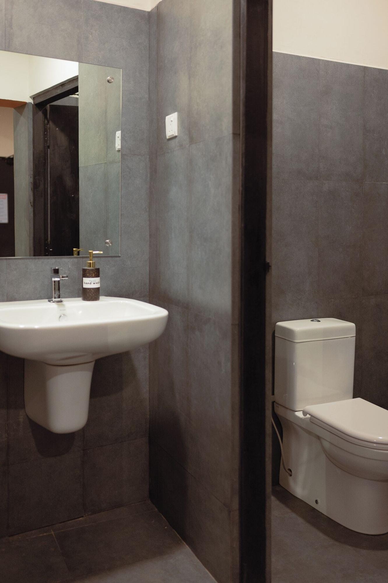 Equipamiento de Habitación Snooze Station by Sydney Galle