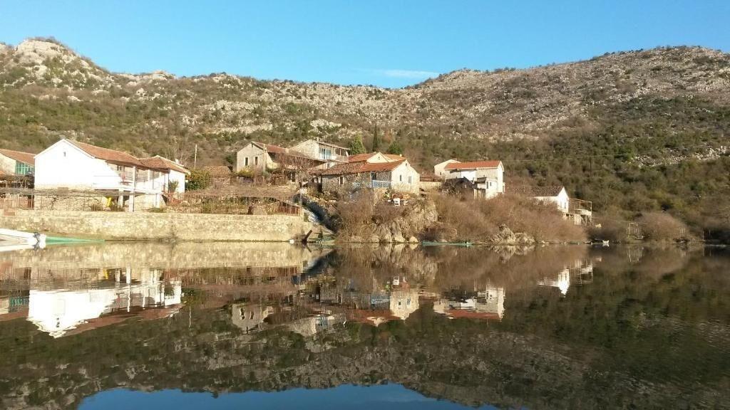 Vista Exterior Lake House Puro