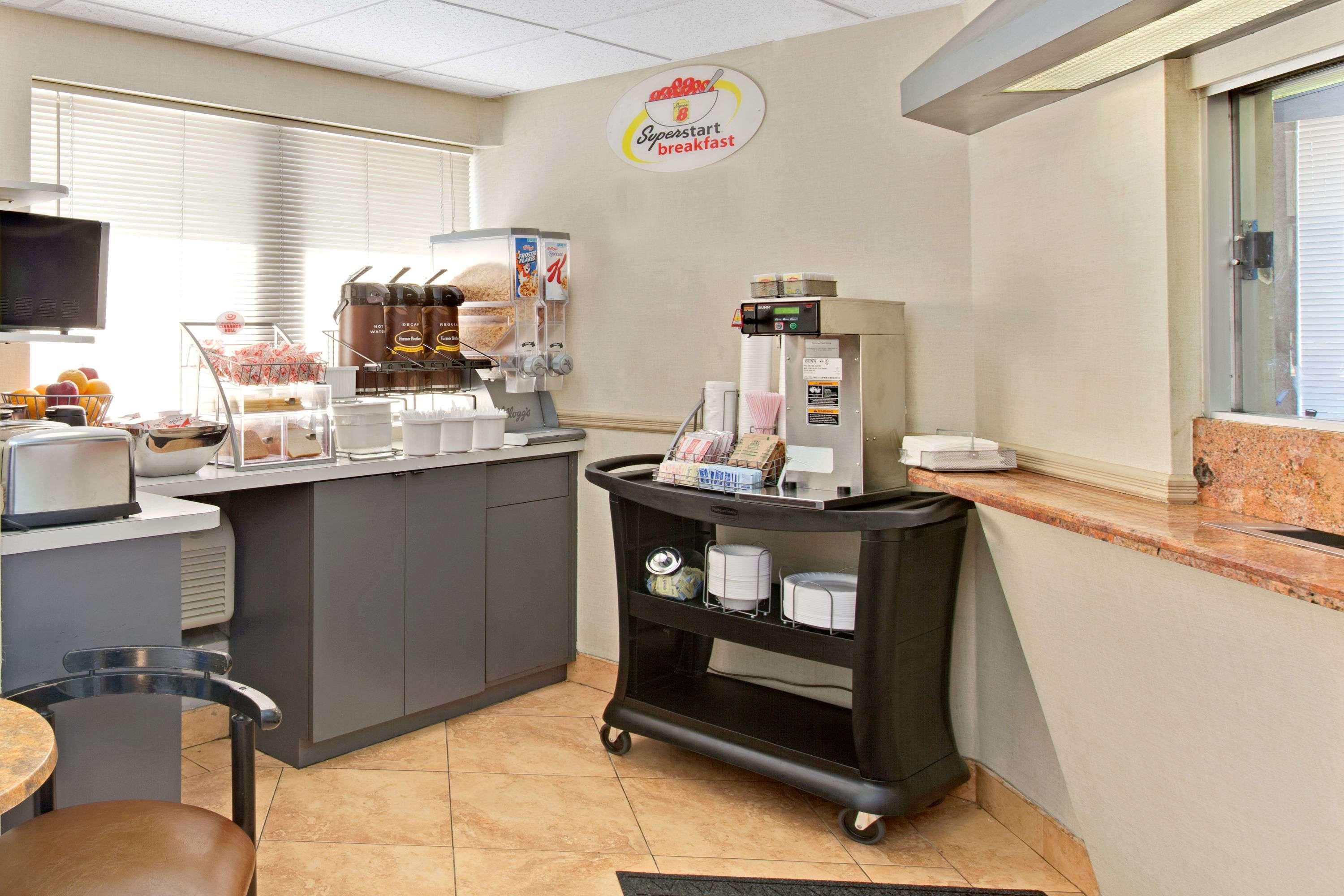 Restaurant Super 8 by Wyndham Long Island City LGA Hotel