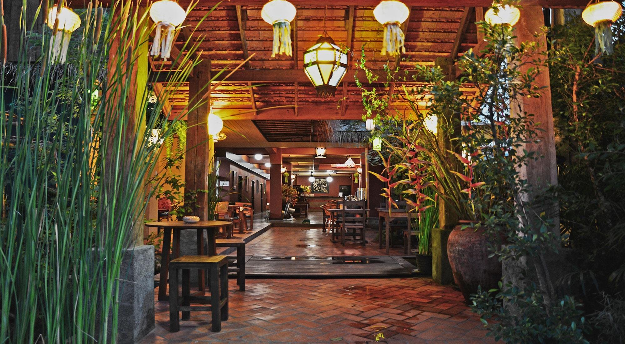 Vista Exterior Green Tiger House