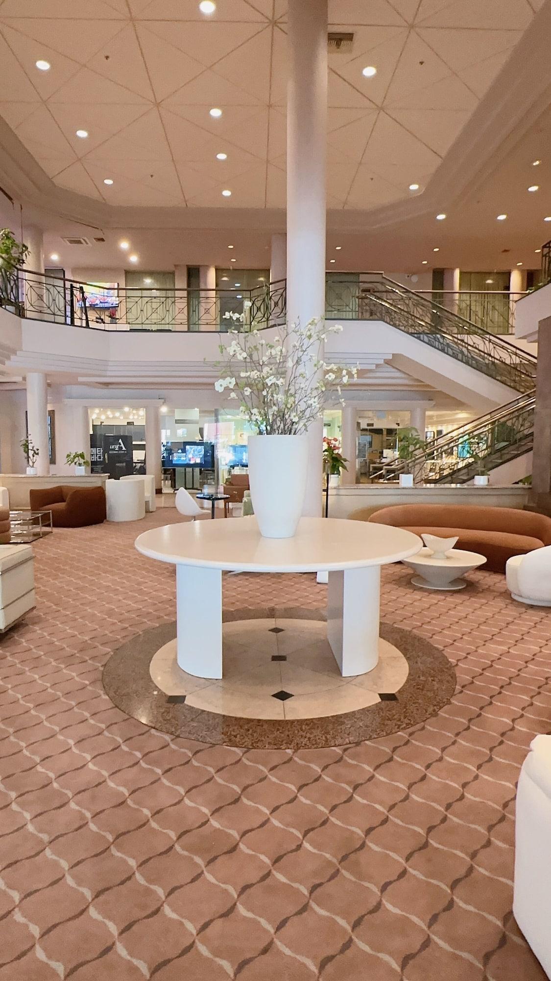 Vista Lobby Oxford Palace Hotel And Galleria