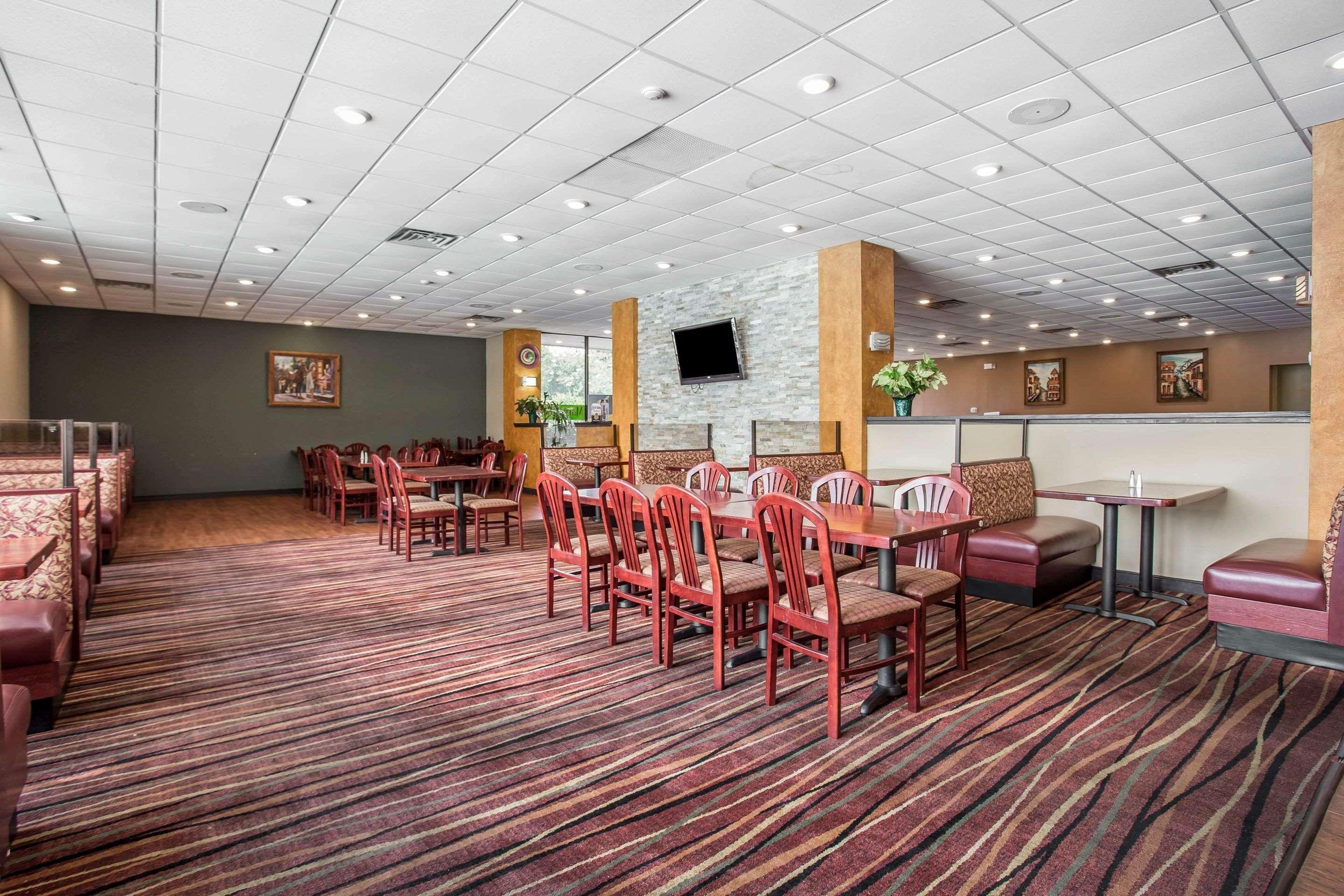 Restaurant Clarion Hotel Fort Mill Near Amusement Park