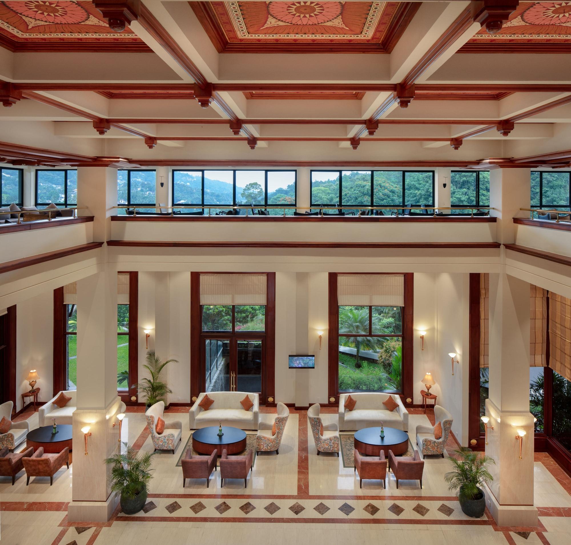 Vista Lobby Earl's Regency